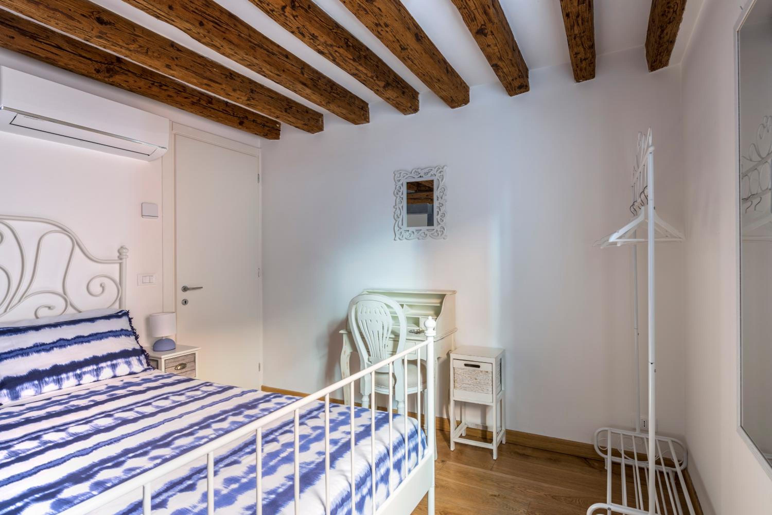 Standard Double Room with Shared Bathroom photo 1