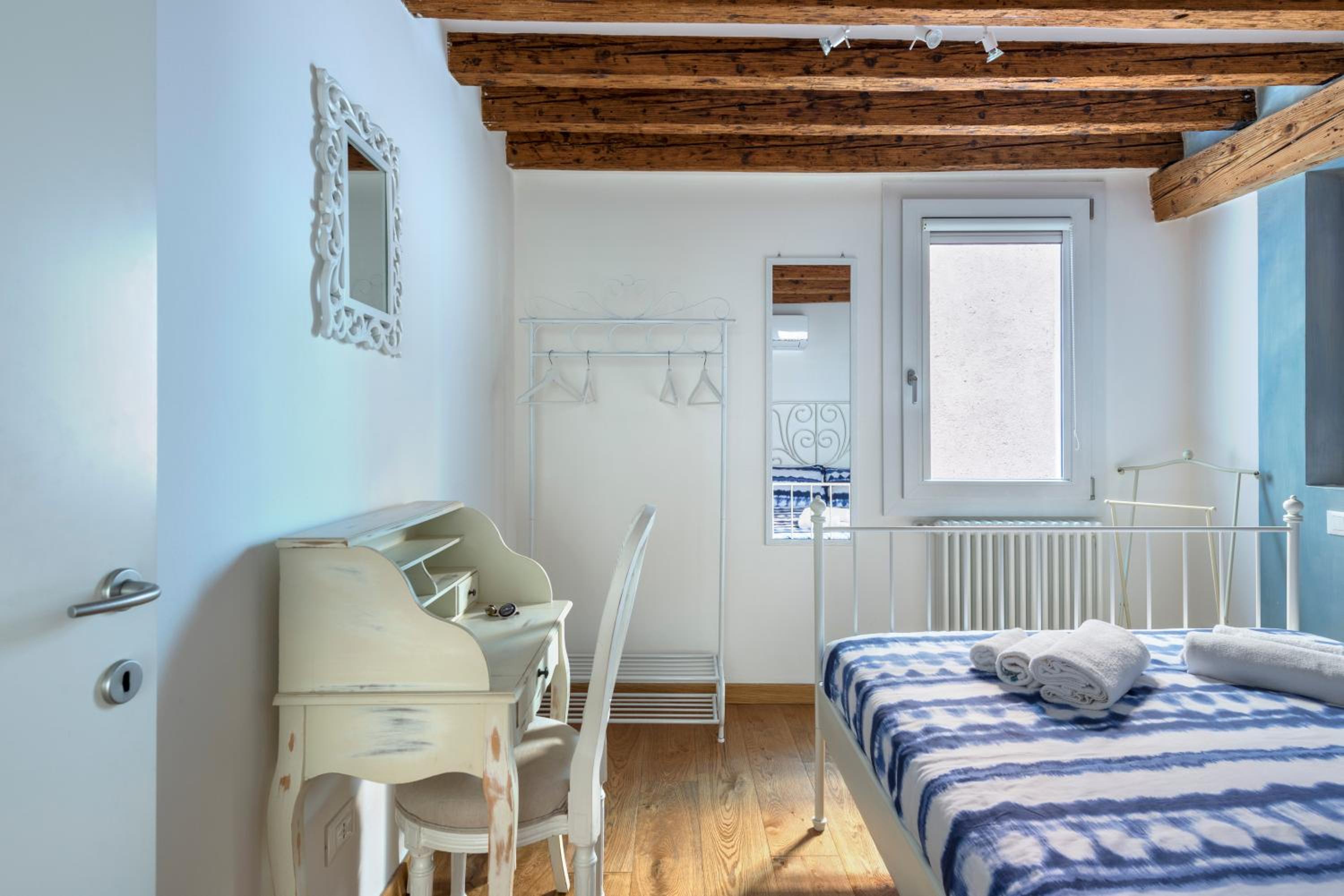 Standard Double Room with Shared Bathroom photo 2