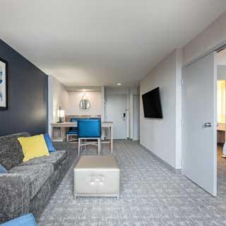 One-Bedroom Suite - Photo 3
