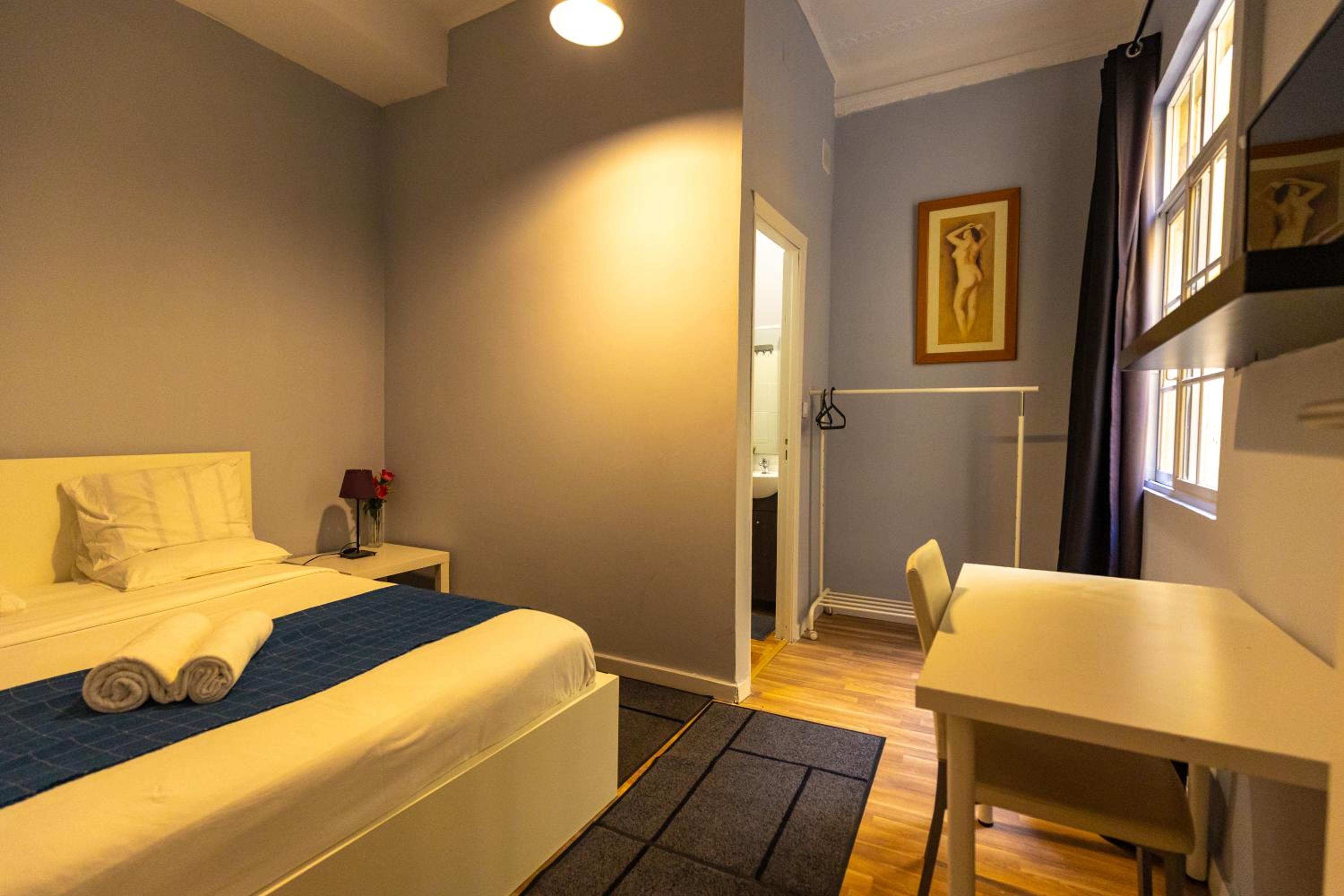 Double Room with Private Bathroom - Photo 2