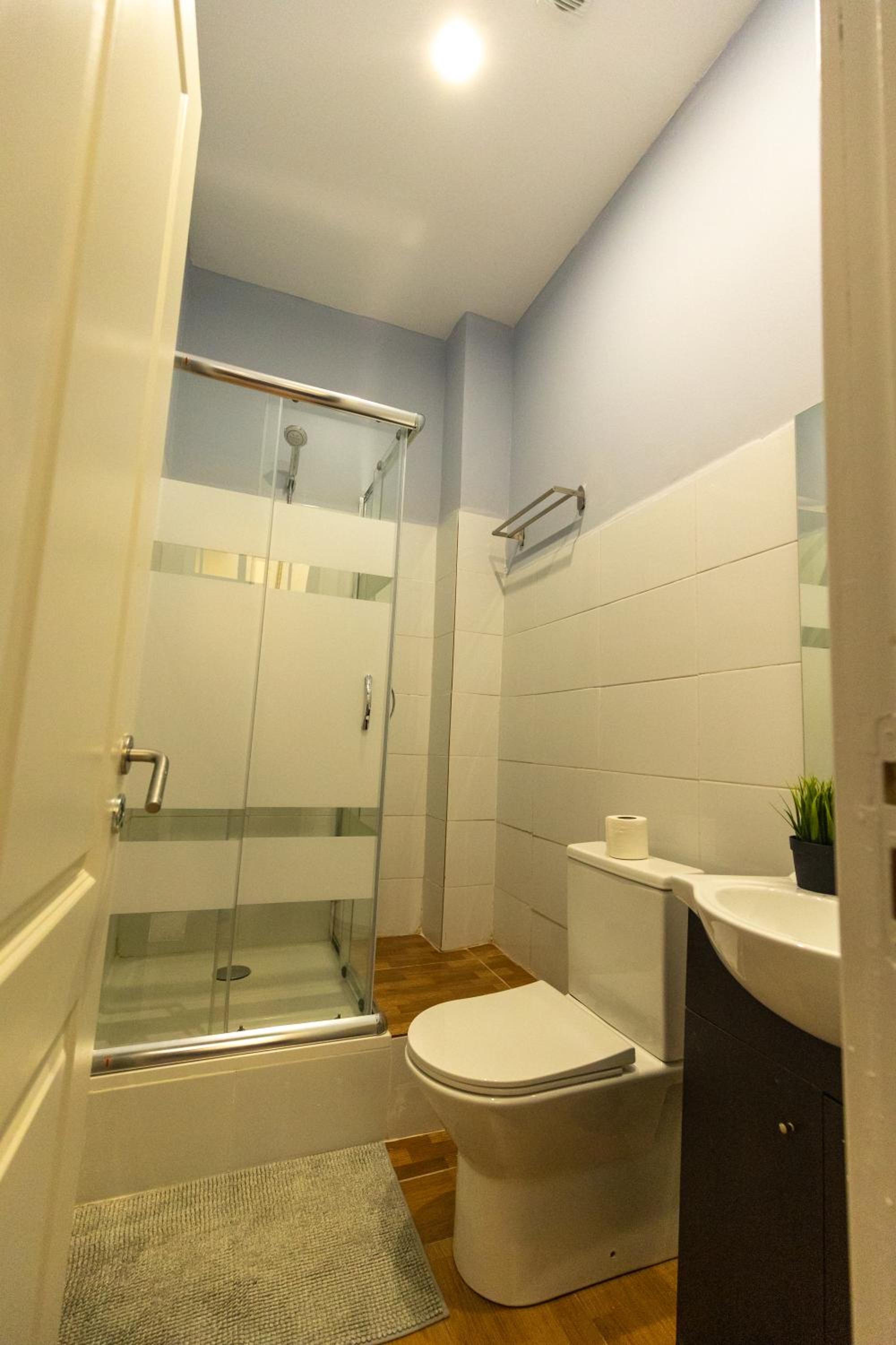 Double Room with Private Bathroom - Photo 4