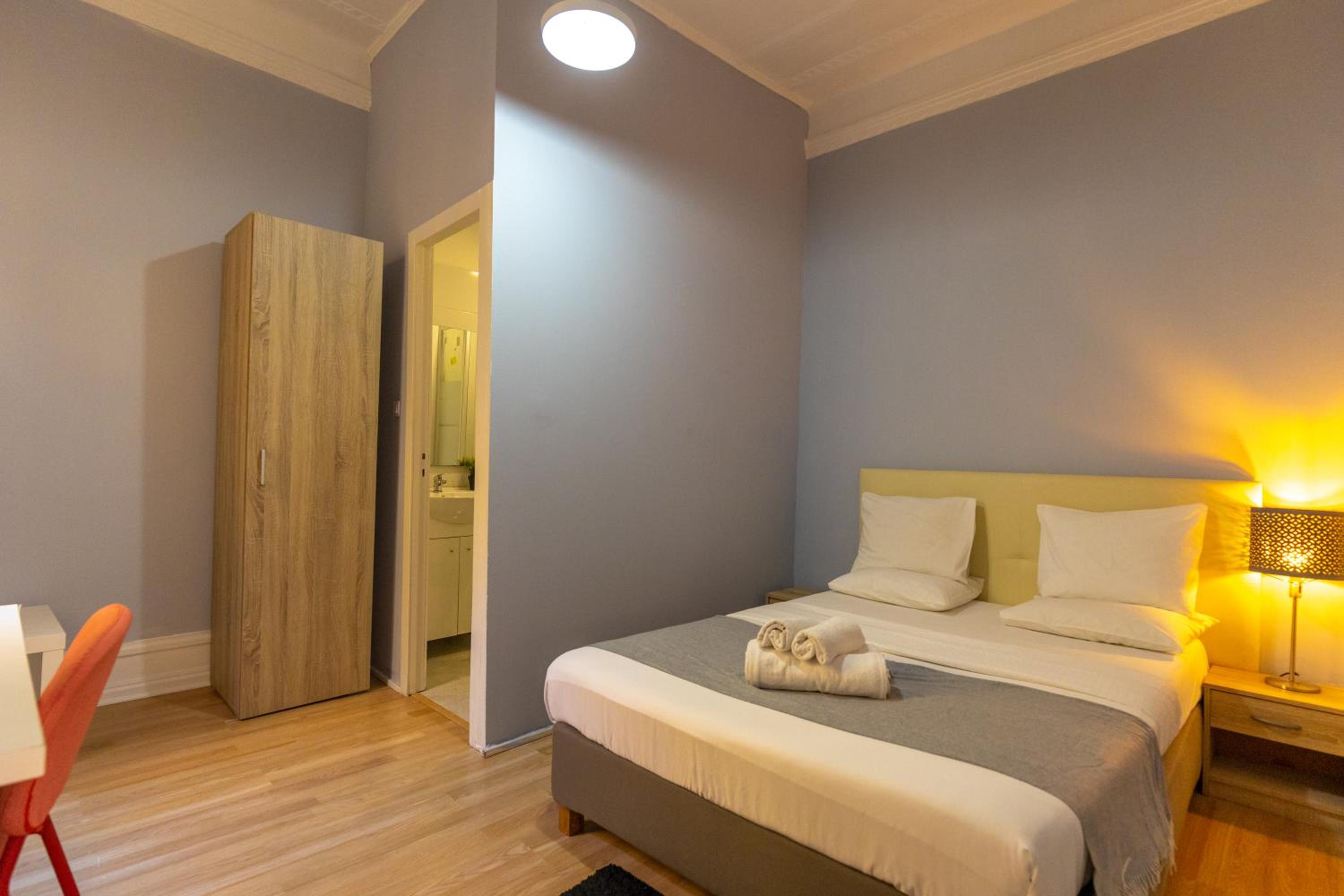 Double Room with Private Bathroom - Photo 8
