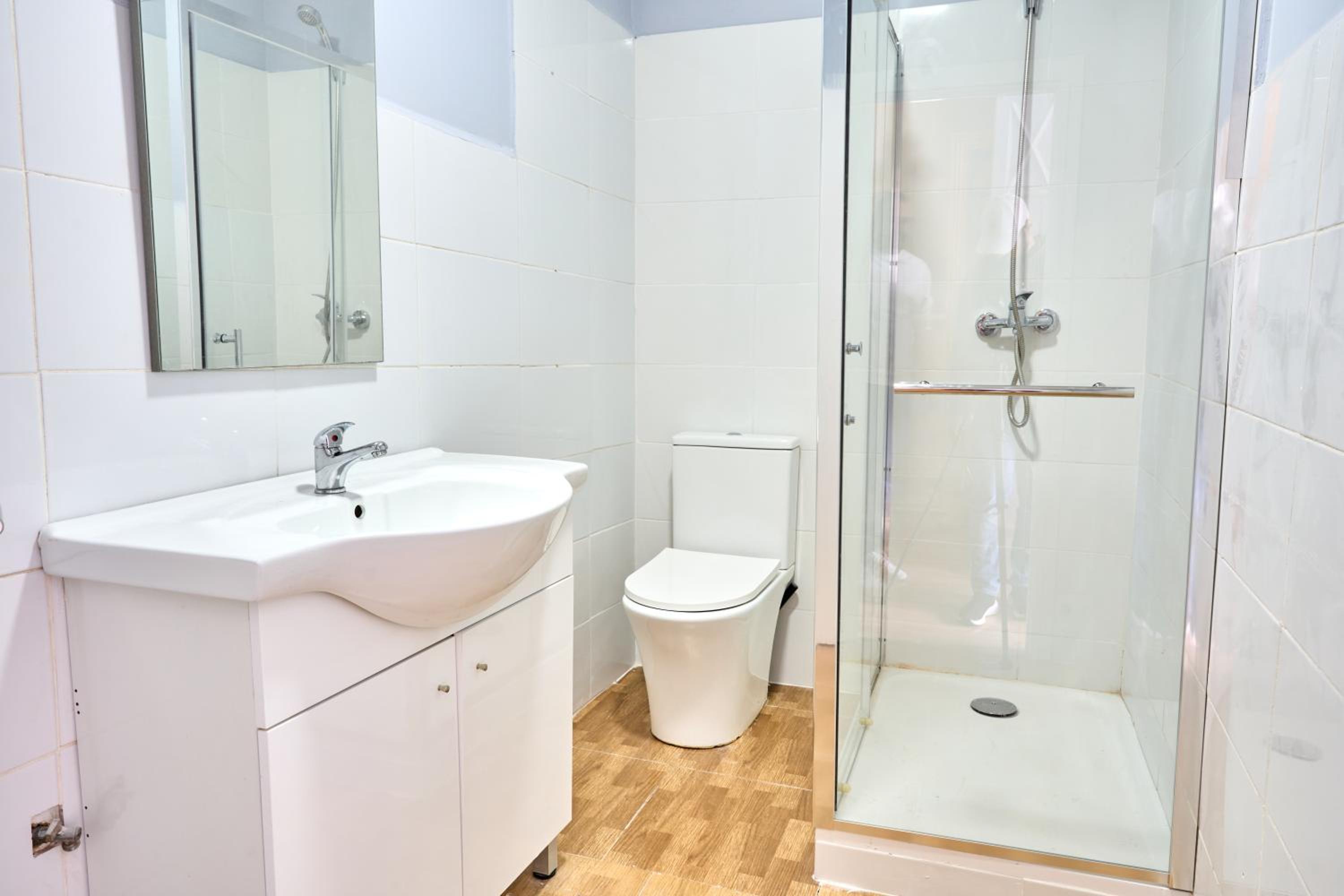 Family Room with Private Bathroom - Photo 6