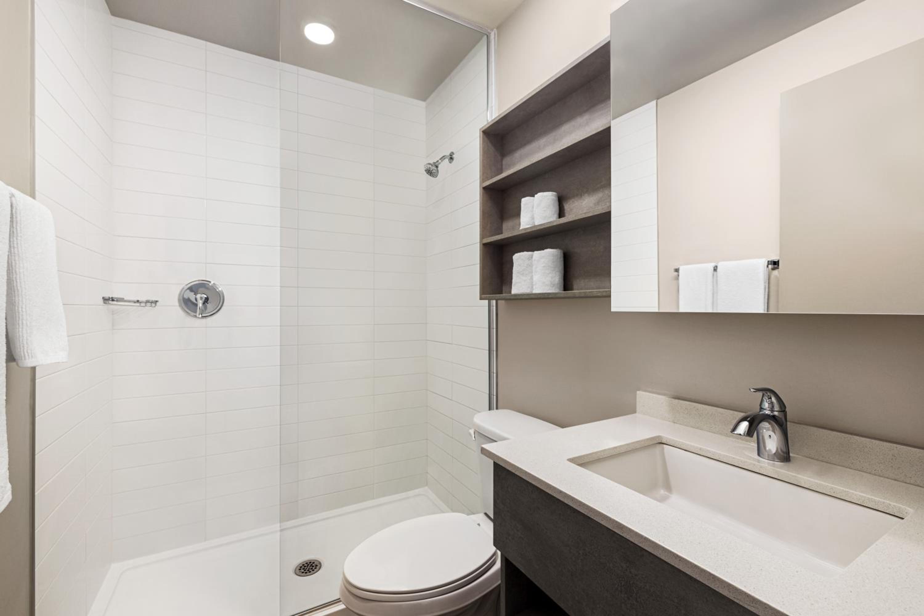 Queen Business Suite, Non-Smoking photo 2