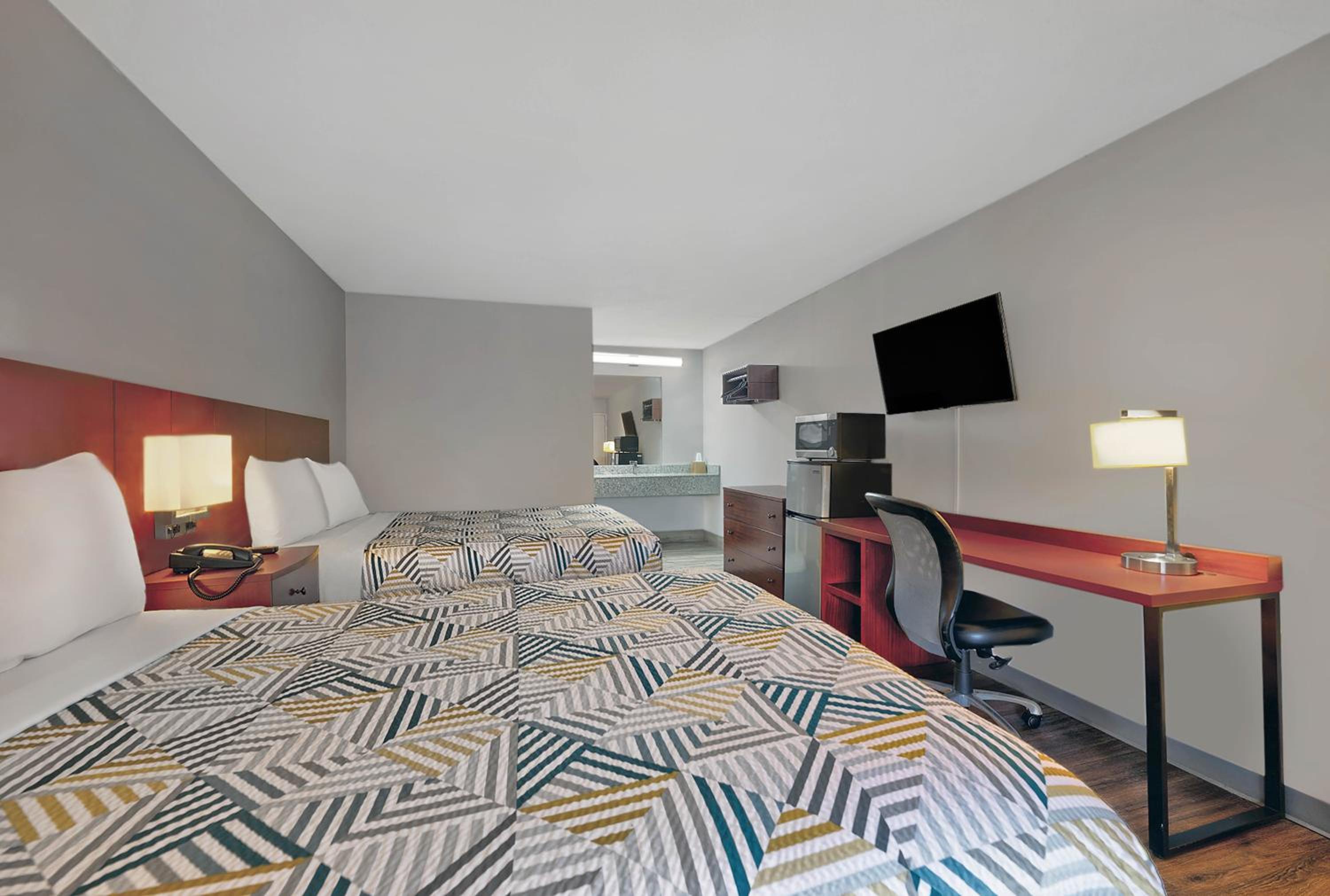 Queen Room with Two Queen Beds - Non-Smoking - Photo 5