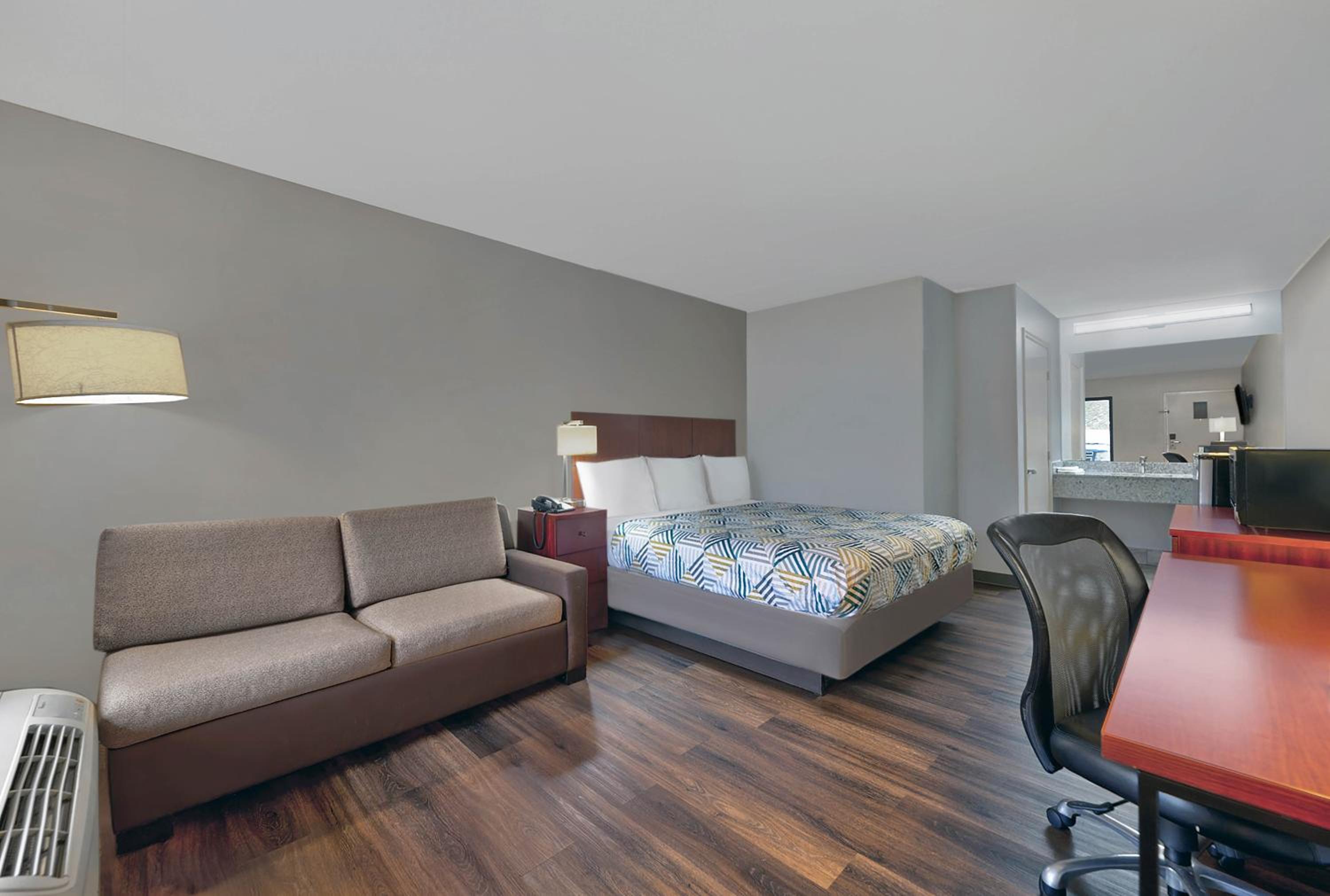 Queen Room with Two Queen Beds - Non-Smoking - Photo 3