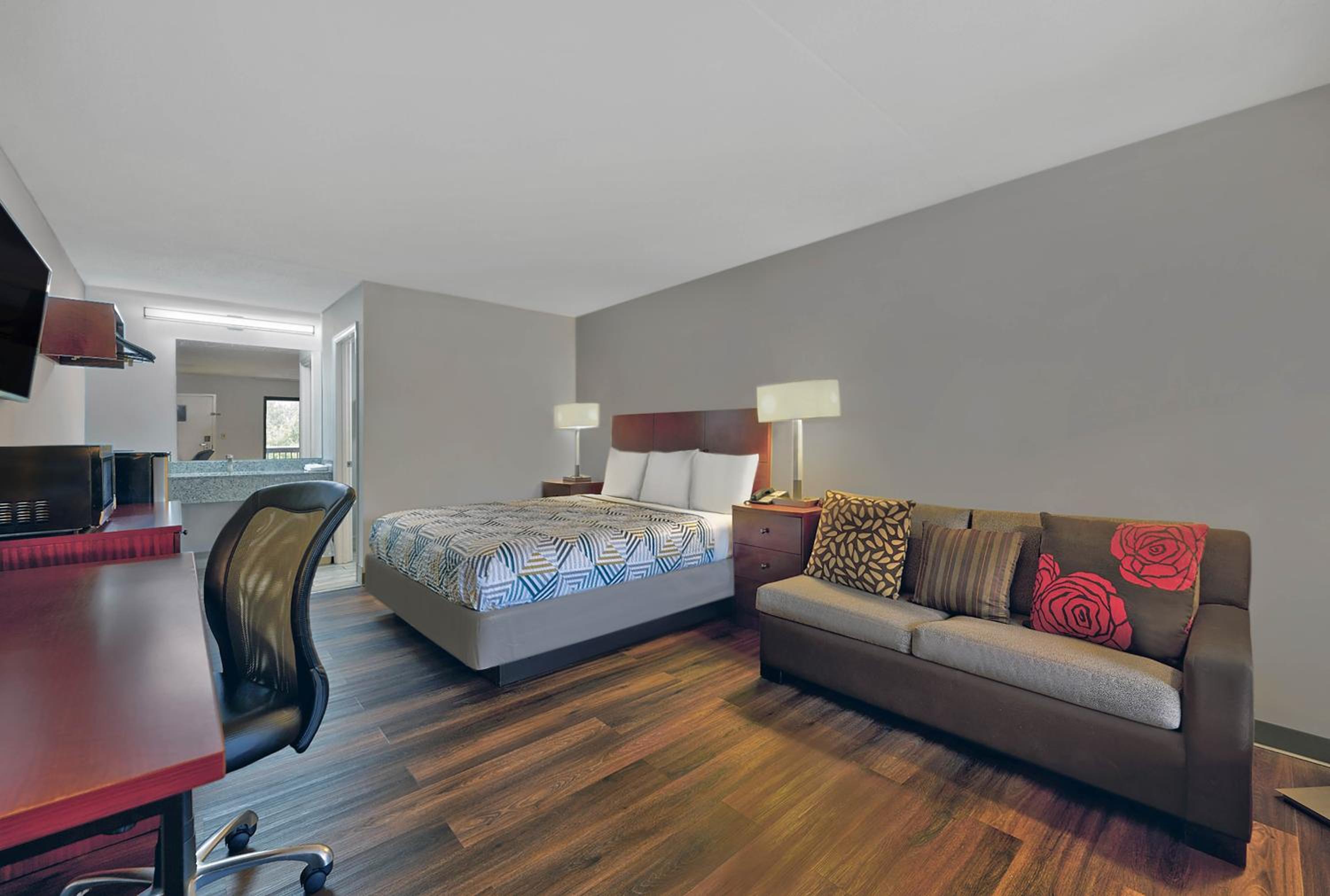 Queen Room with Two Queen Beds - Non-Smoking - Photo 2