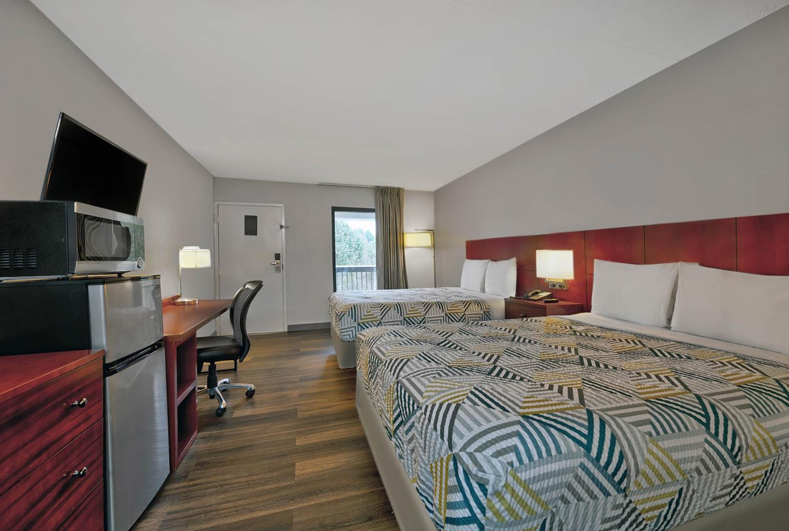 Queen Room with Two Queen Beds - Smoking - Photo 2
