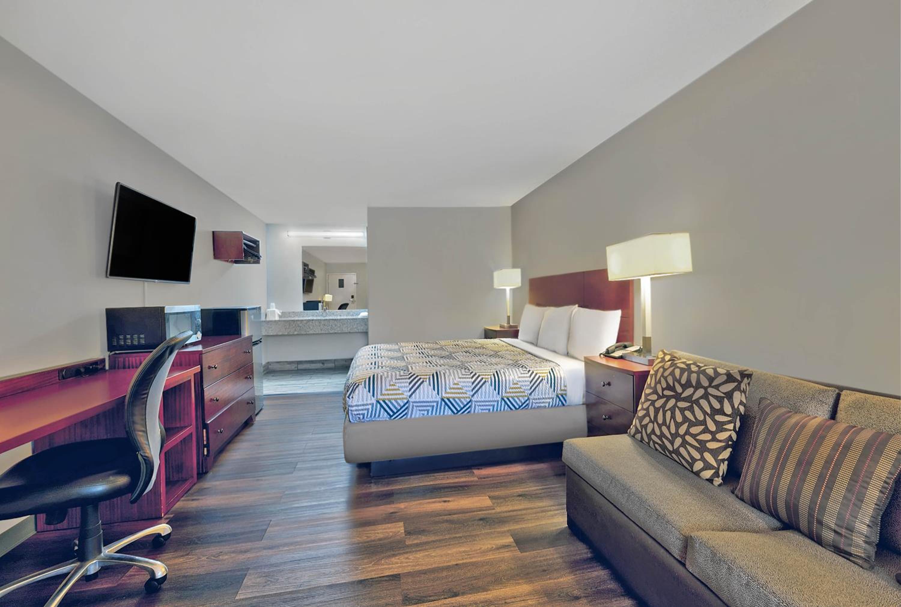 Queen Room with Two Queen Beds - Non-Smoking - Photo 6