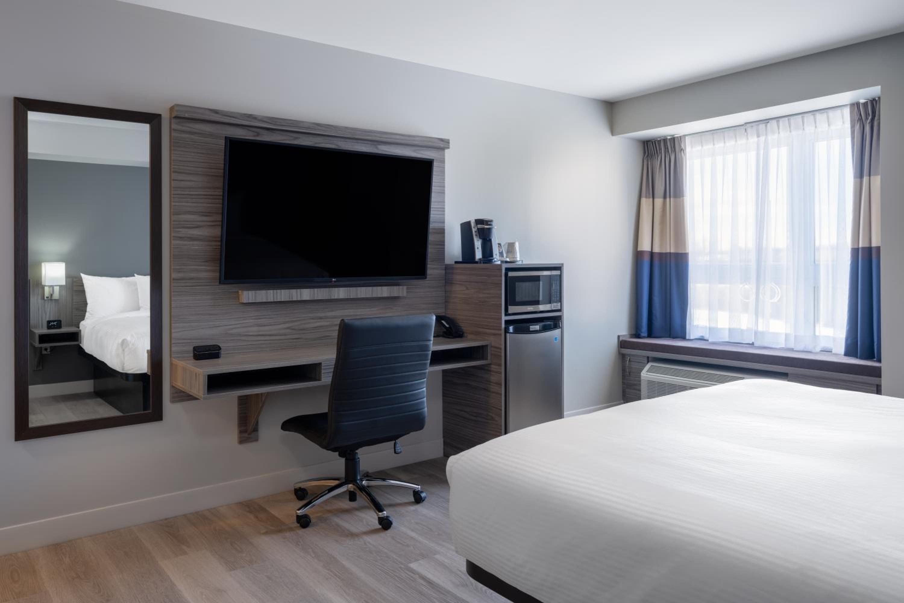 King Room with Roll-In Shower - Mobility Access/Non-Smoking - Photo 3
