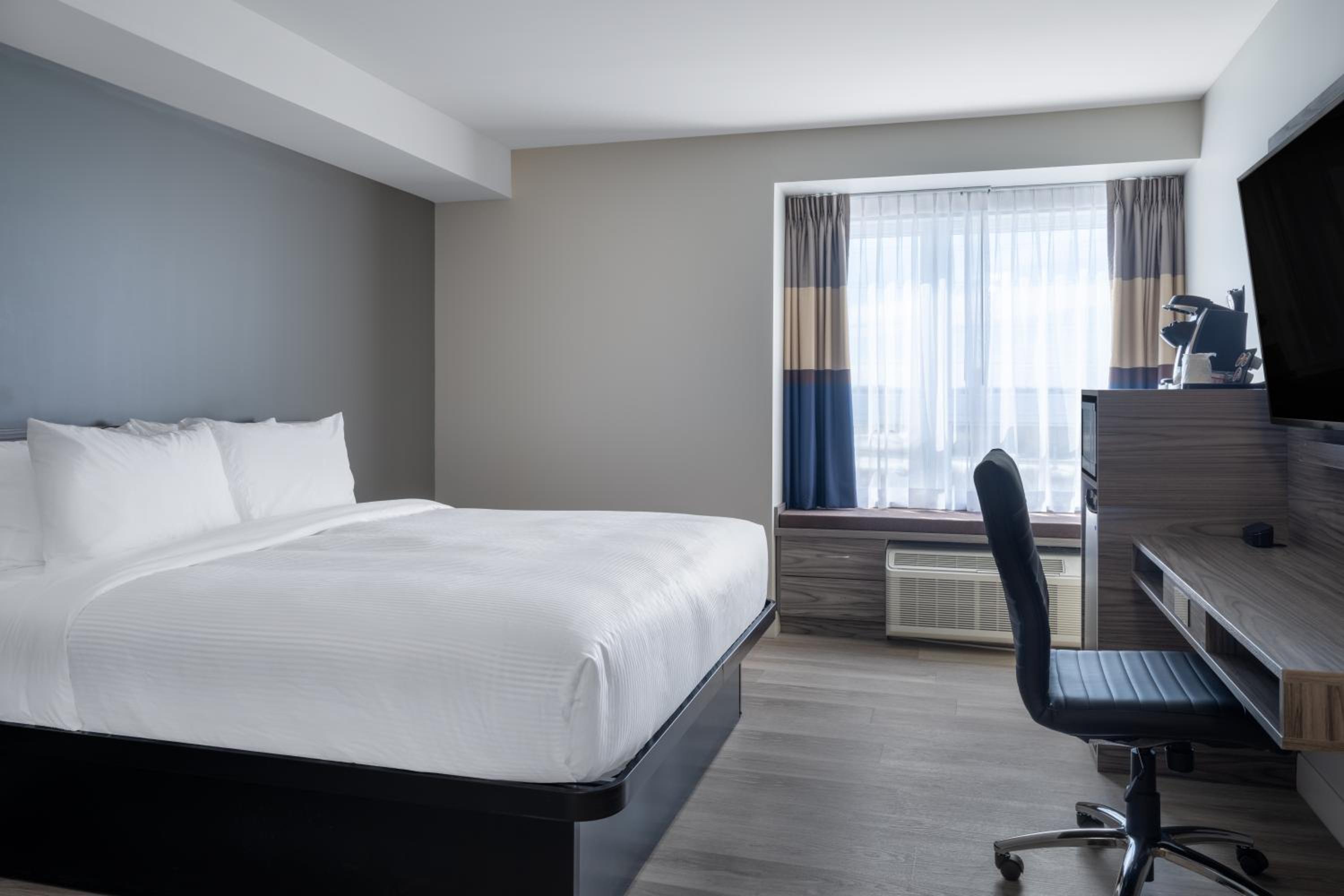 King Room with Roll-In Shower - Mobility Access/Non-Smoking - Photo 2
