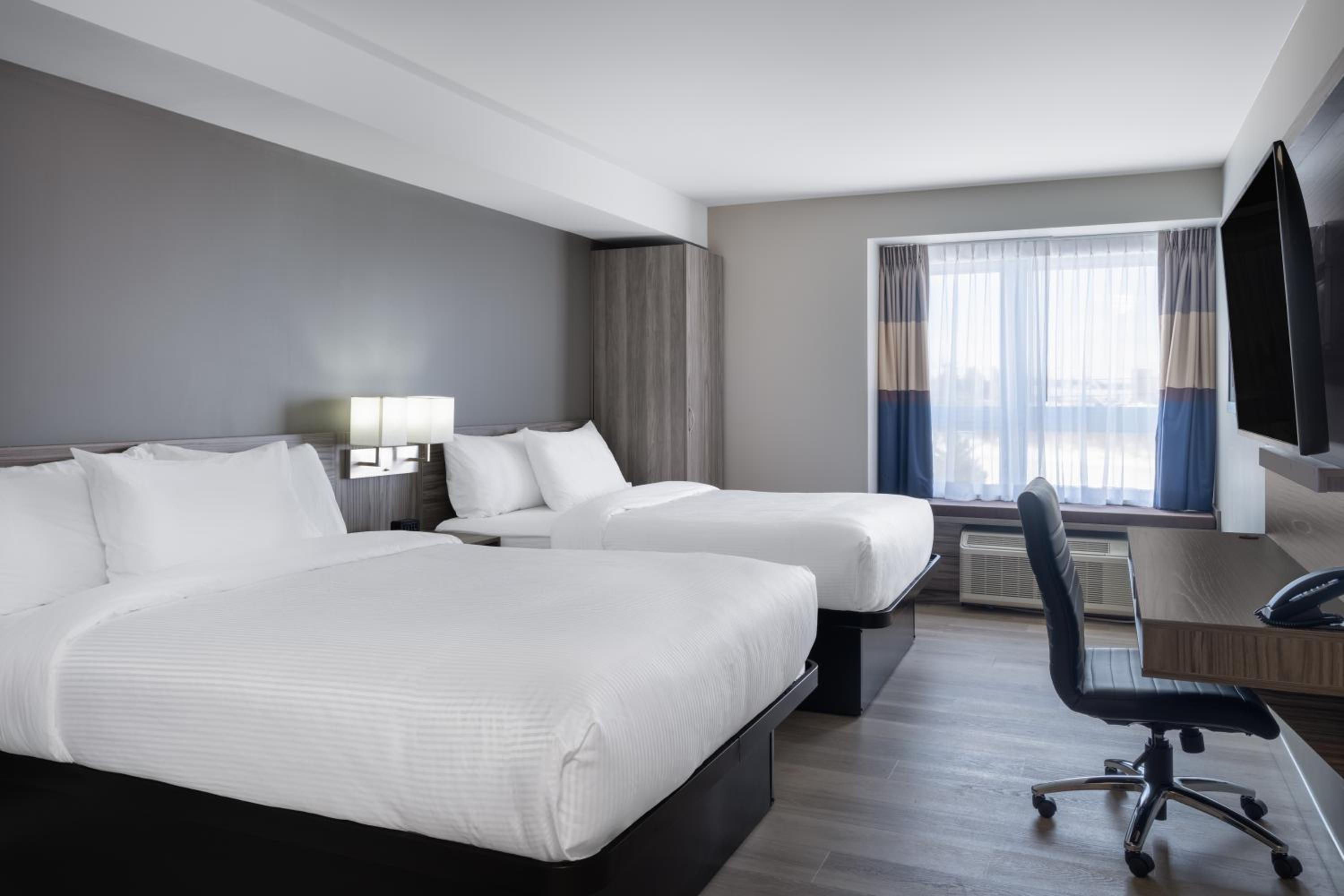 Queen Room with Two Queen Beds - Non-Smoking - Photo 3