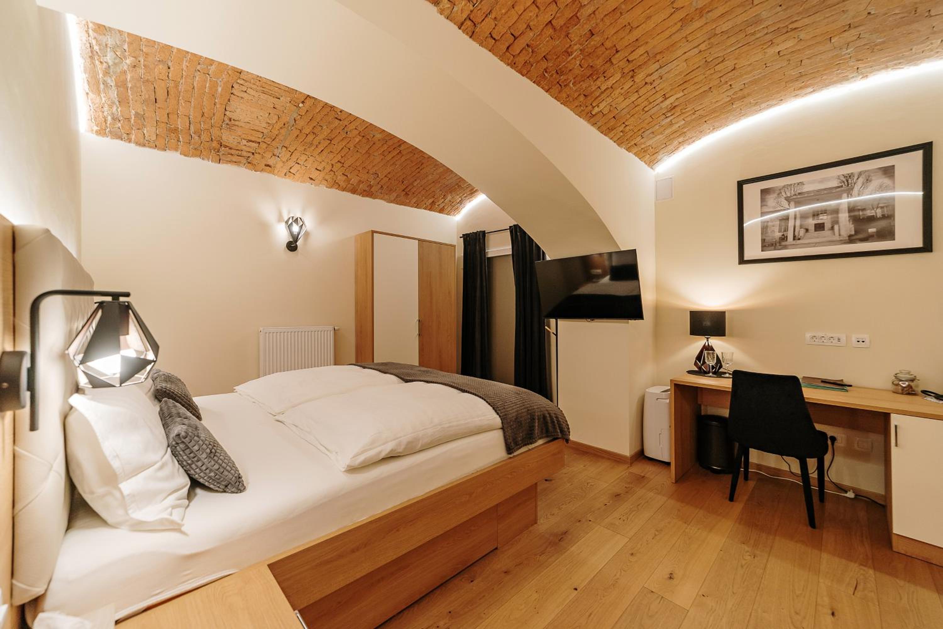 Queen Room - Basement - Photo 18