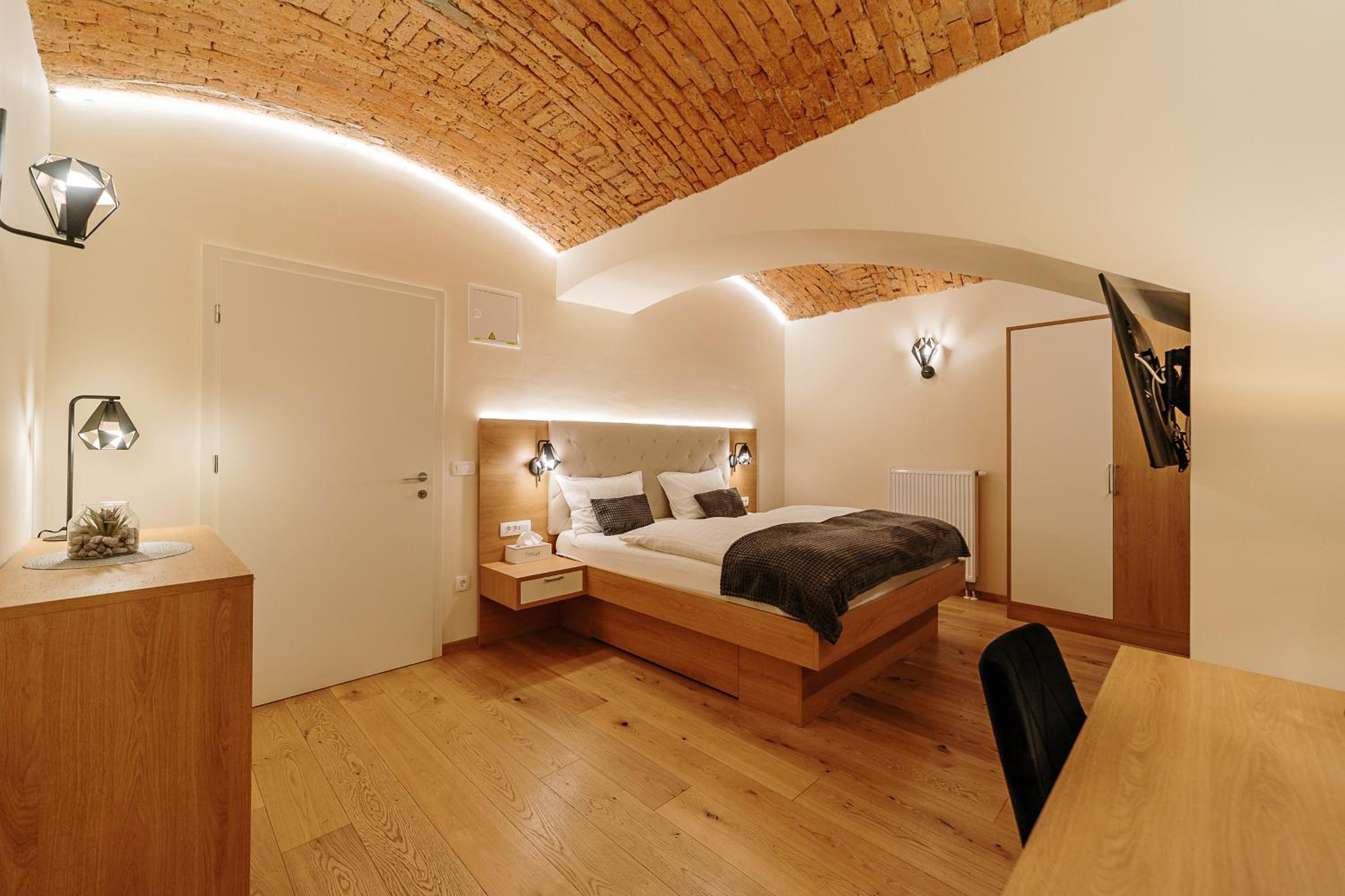 Queen Room - Basement - Photo 16