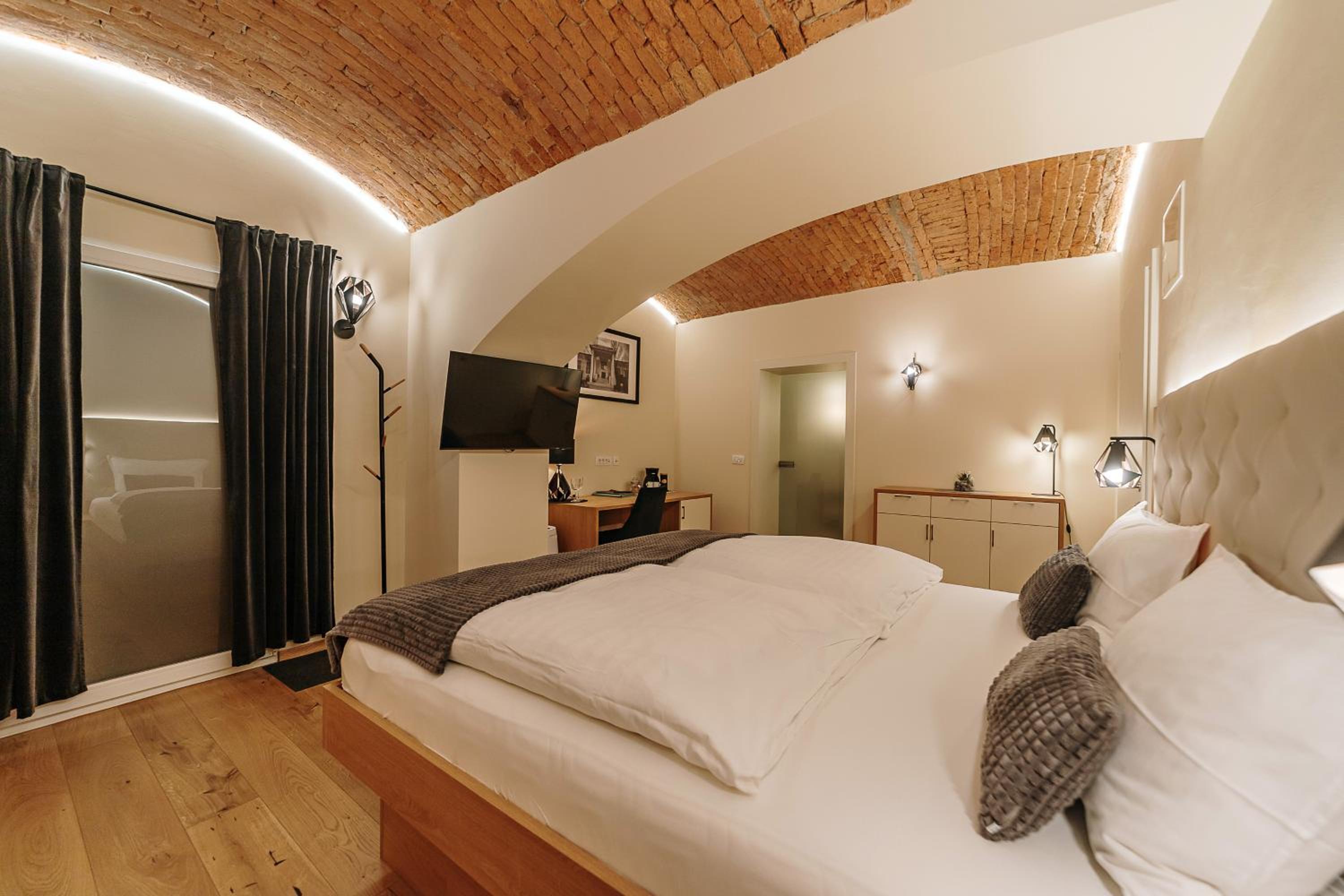 Queen Room - Basement - Photo 26