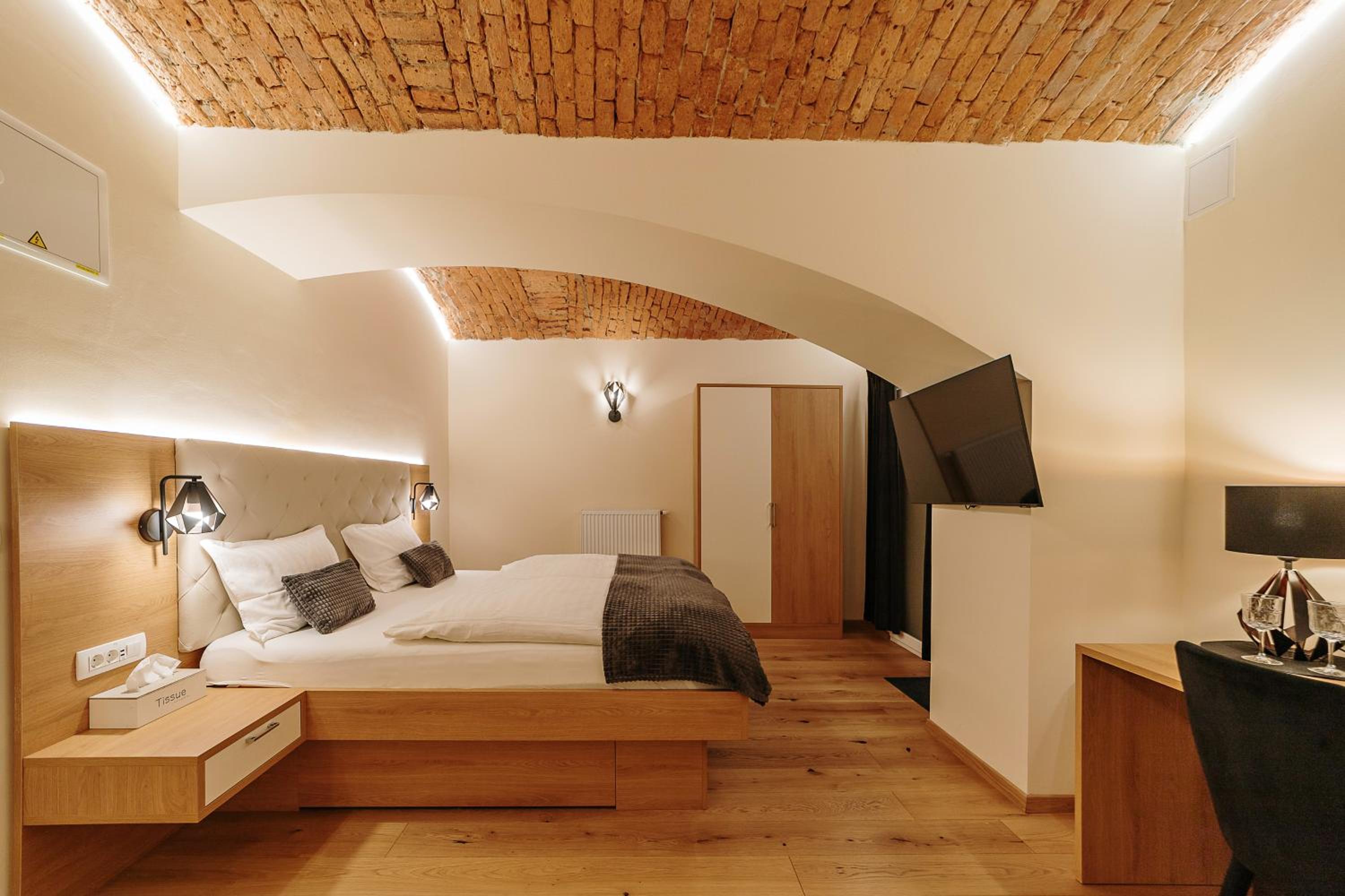 Queen Room - Basement - Photo 15