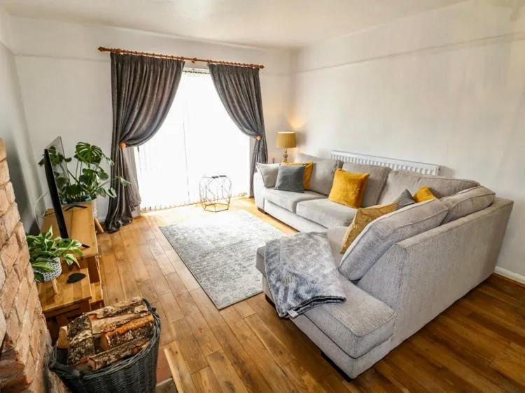 Three-Bedroom House photo 3
