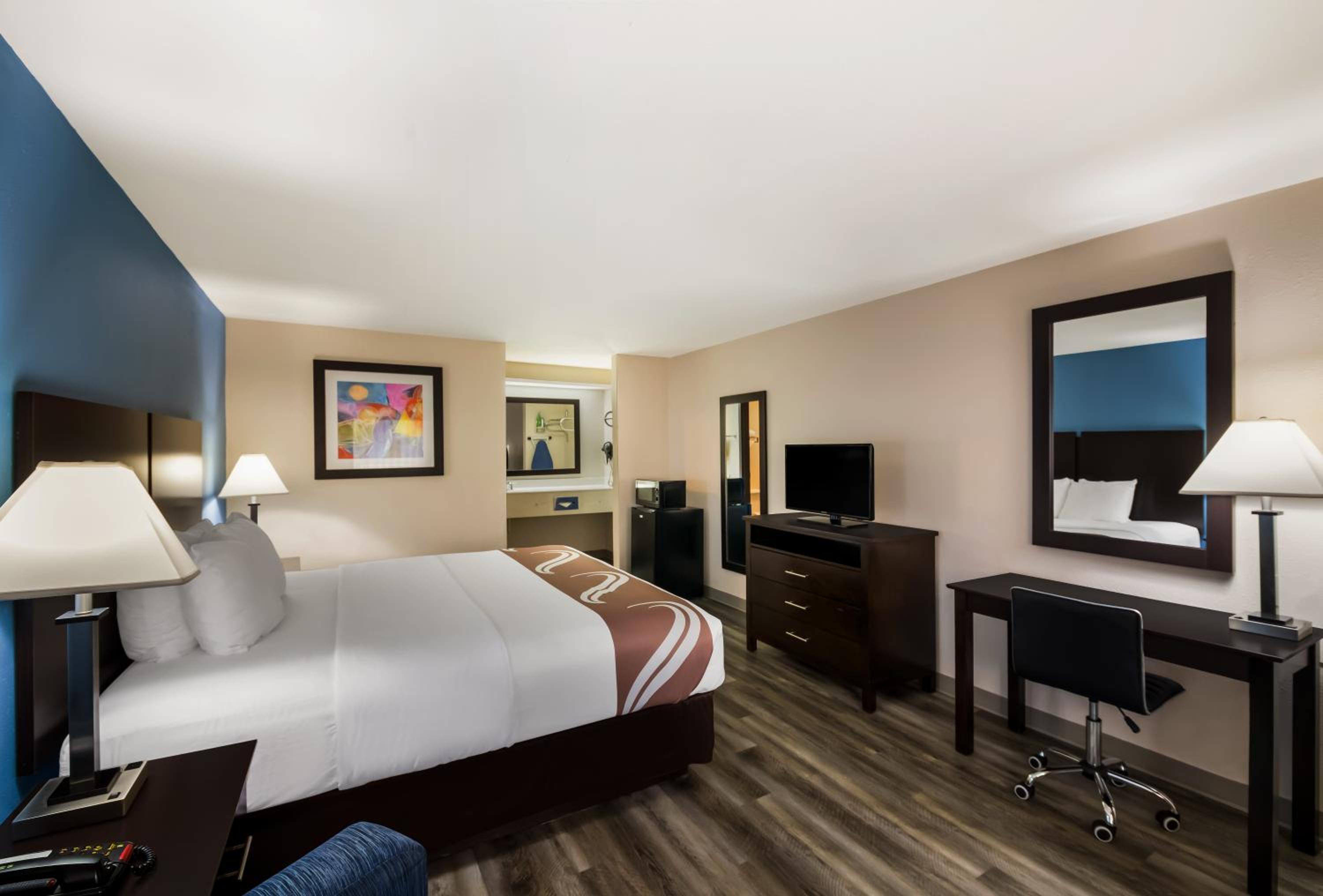 King Room - Non-Smoking - Photo 5