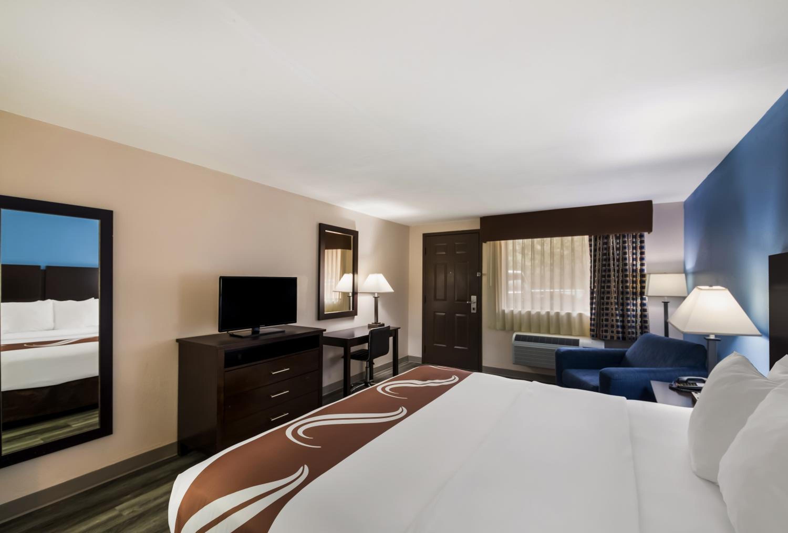 King Room - Non-Smoking - Photo 4