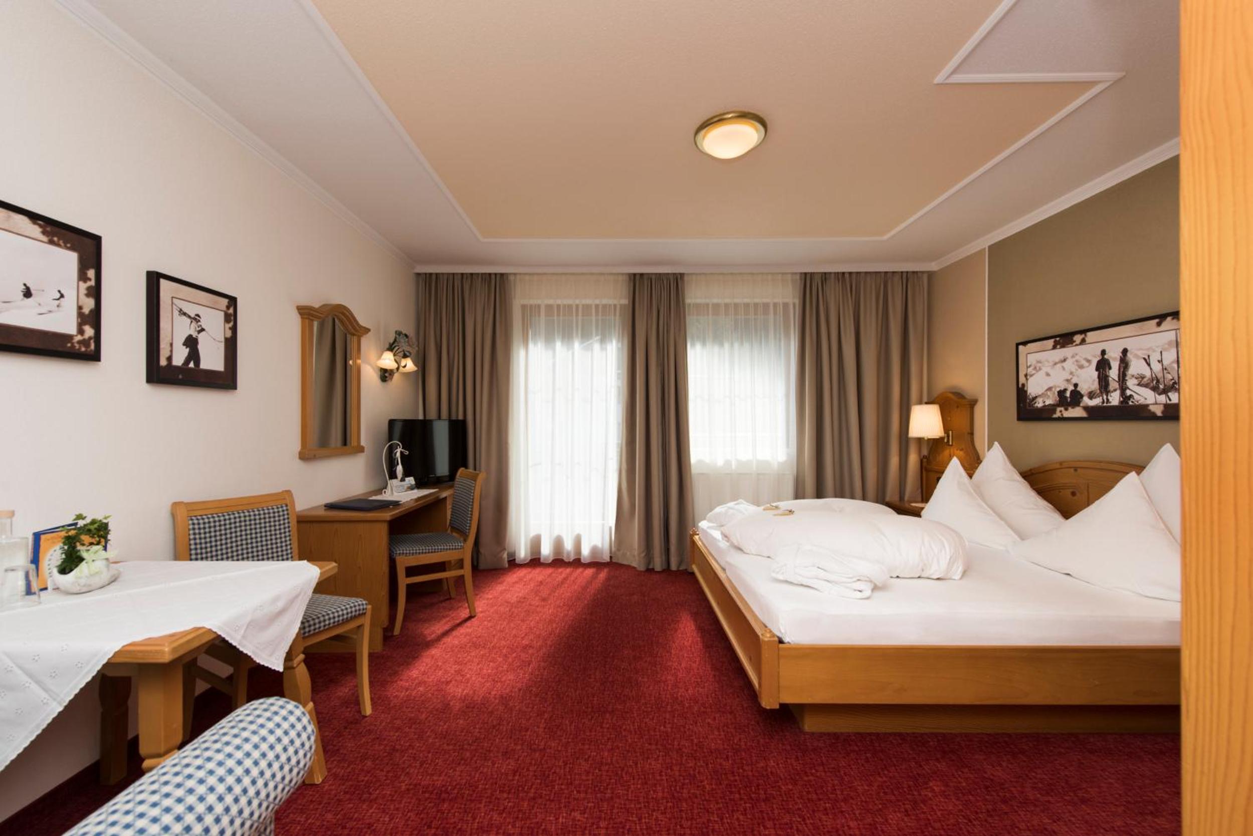 Deluxe Double Room (2 Adults + 1 Child) - Photo 1