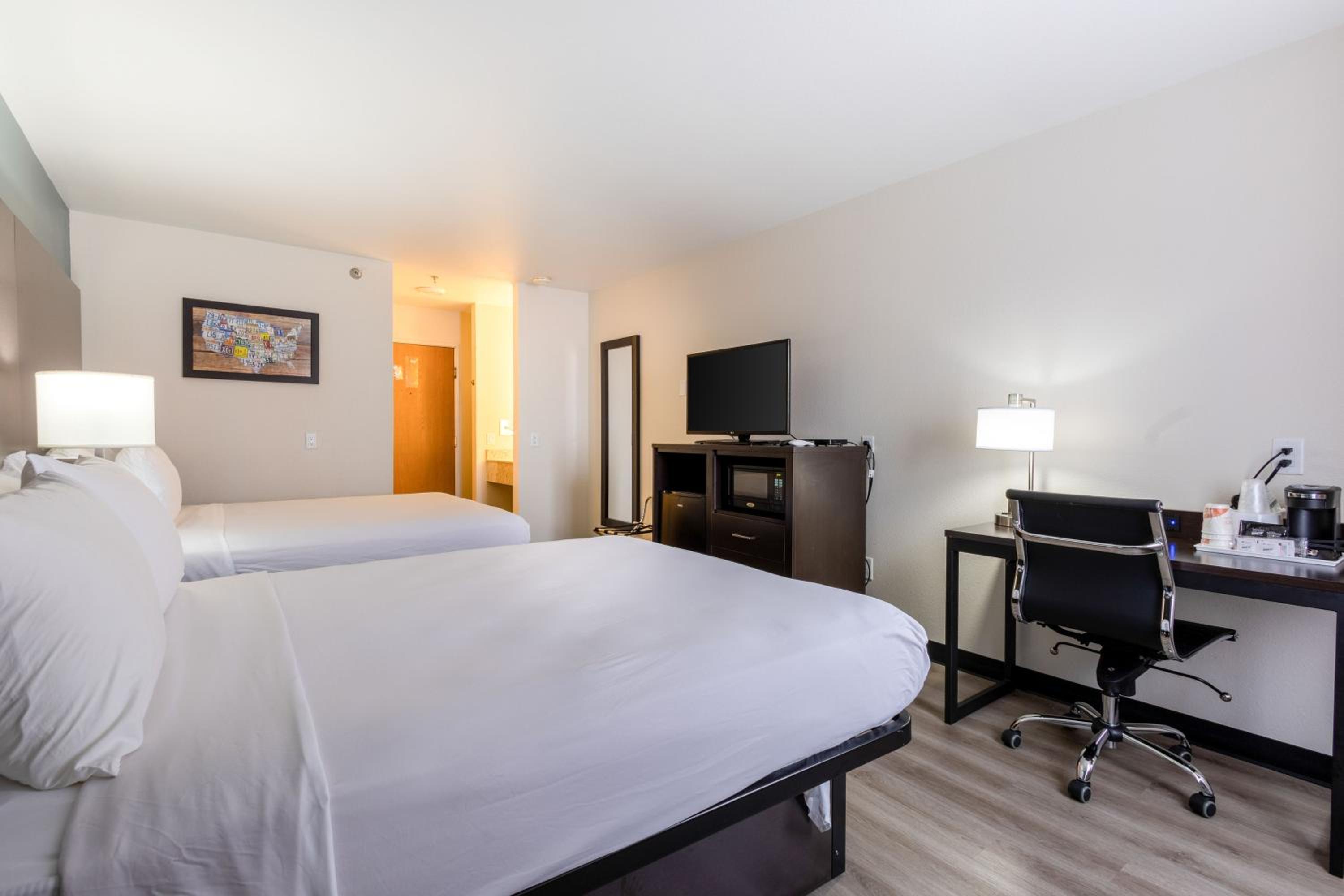 Queen Room with Two Queen Beds - Non-Smoking photo 2