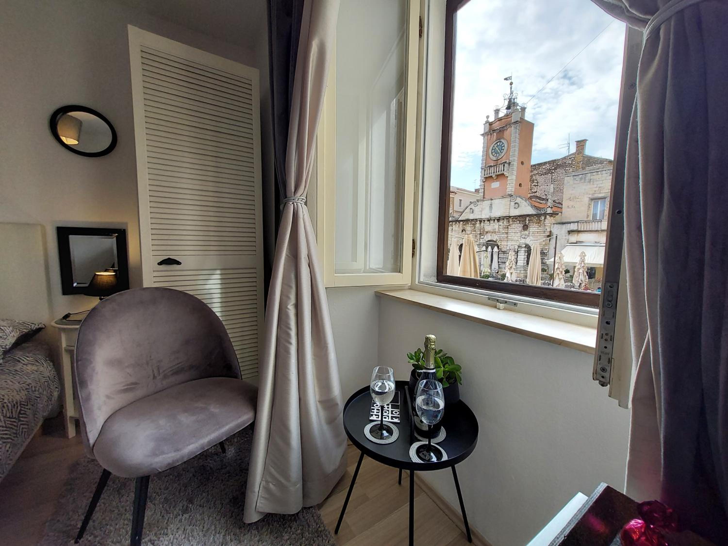 Double or Twin Room with City View - Photo 11