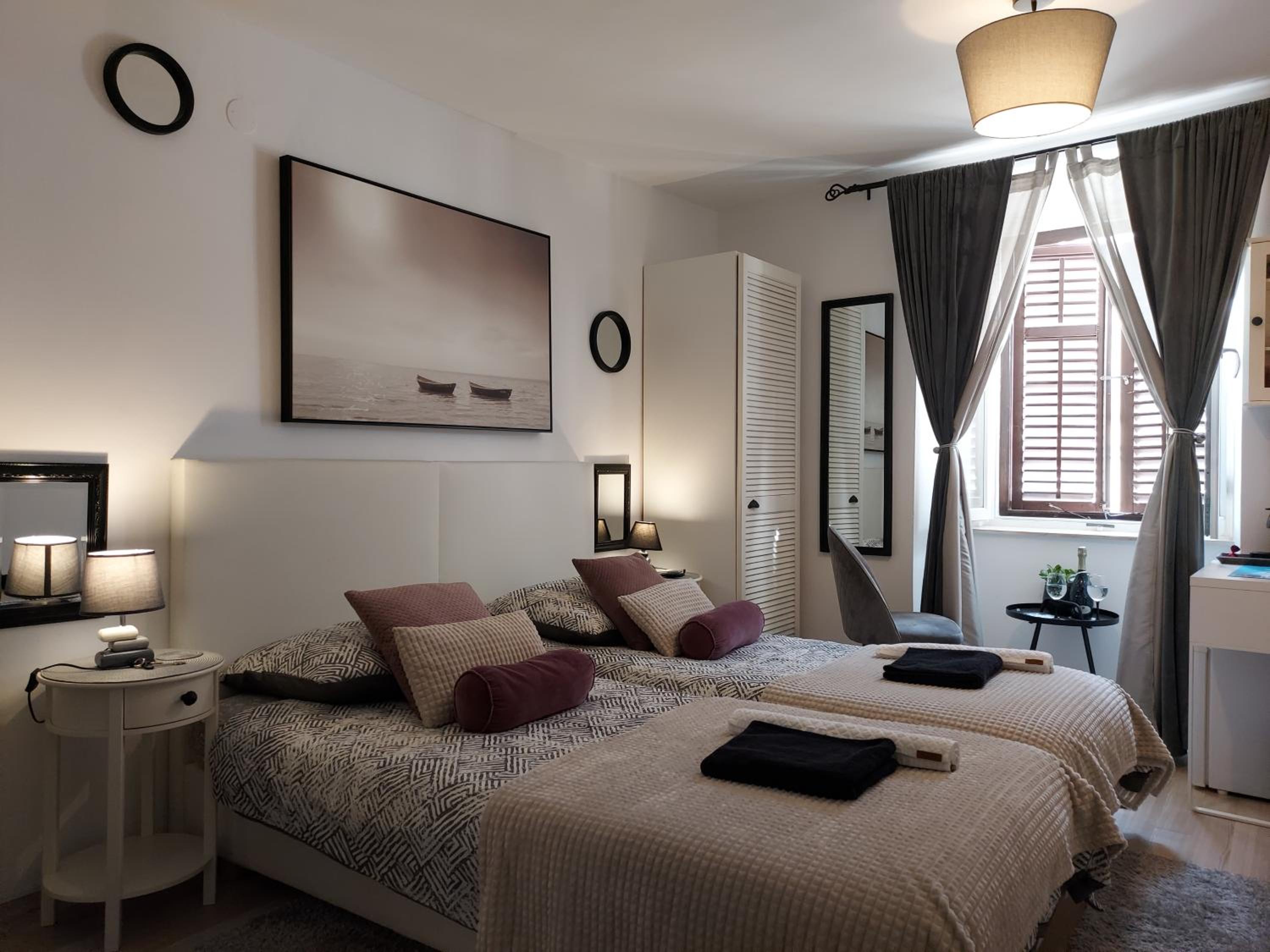 Double or Twin Room with City View - Photo 8