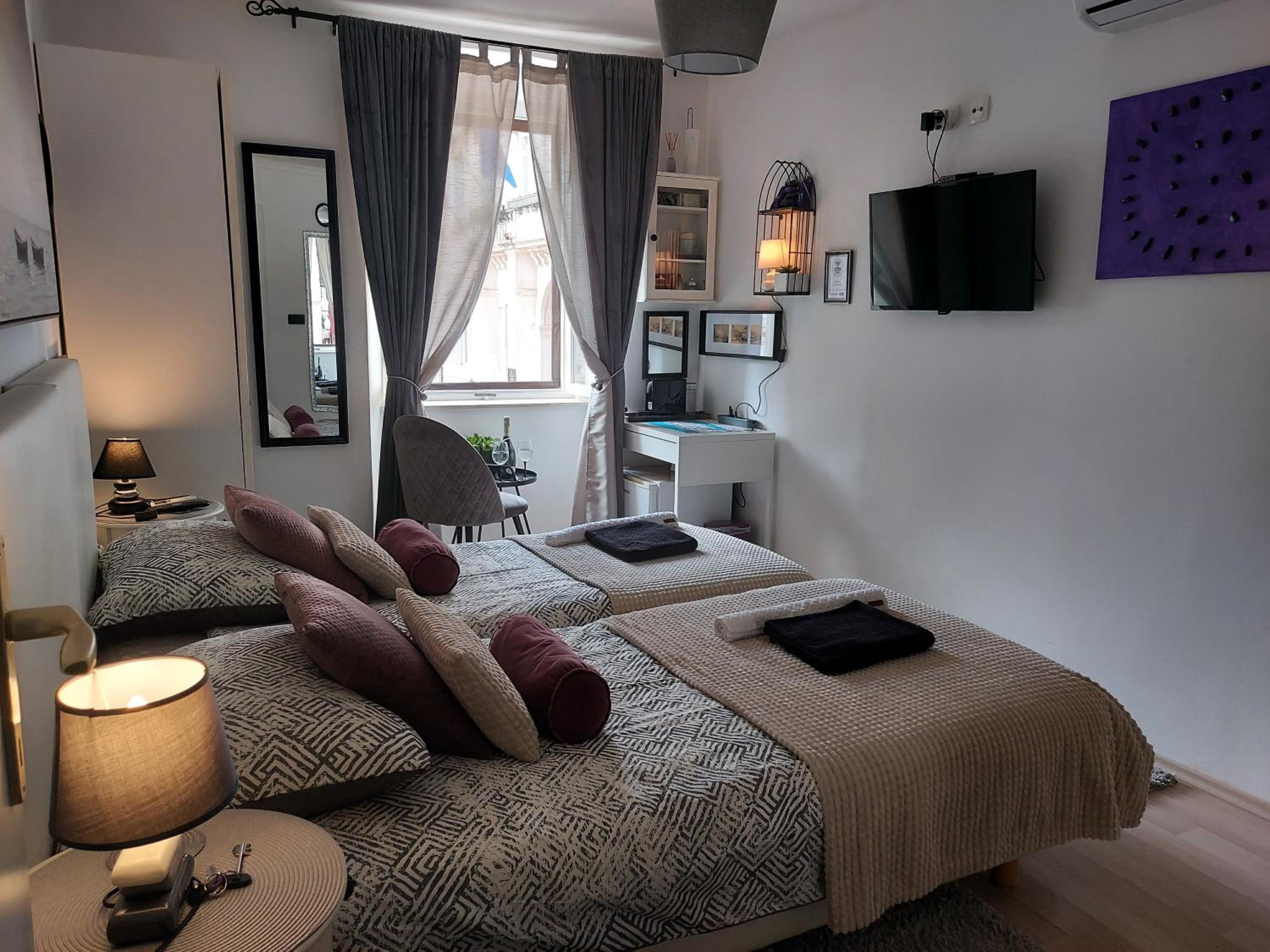 Double or Twin Room with City View - Photo 24