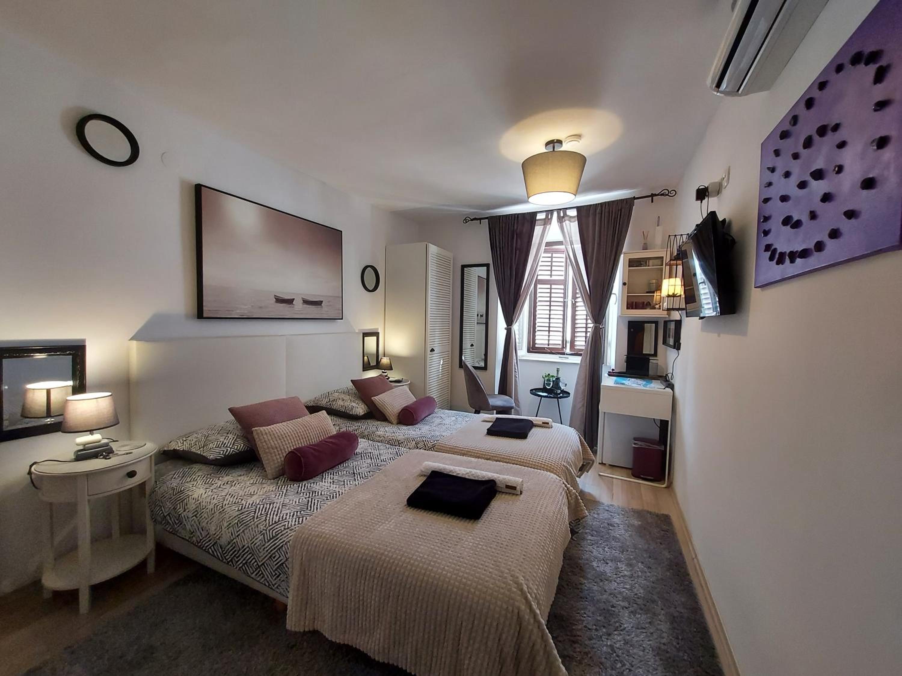 Double or Twin Room with City View - Photo 4
