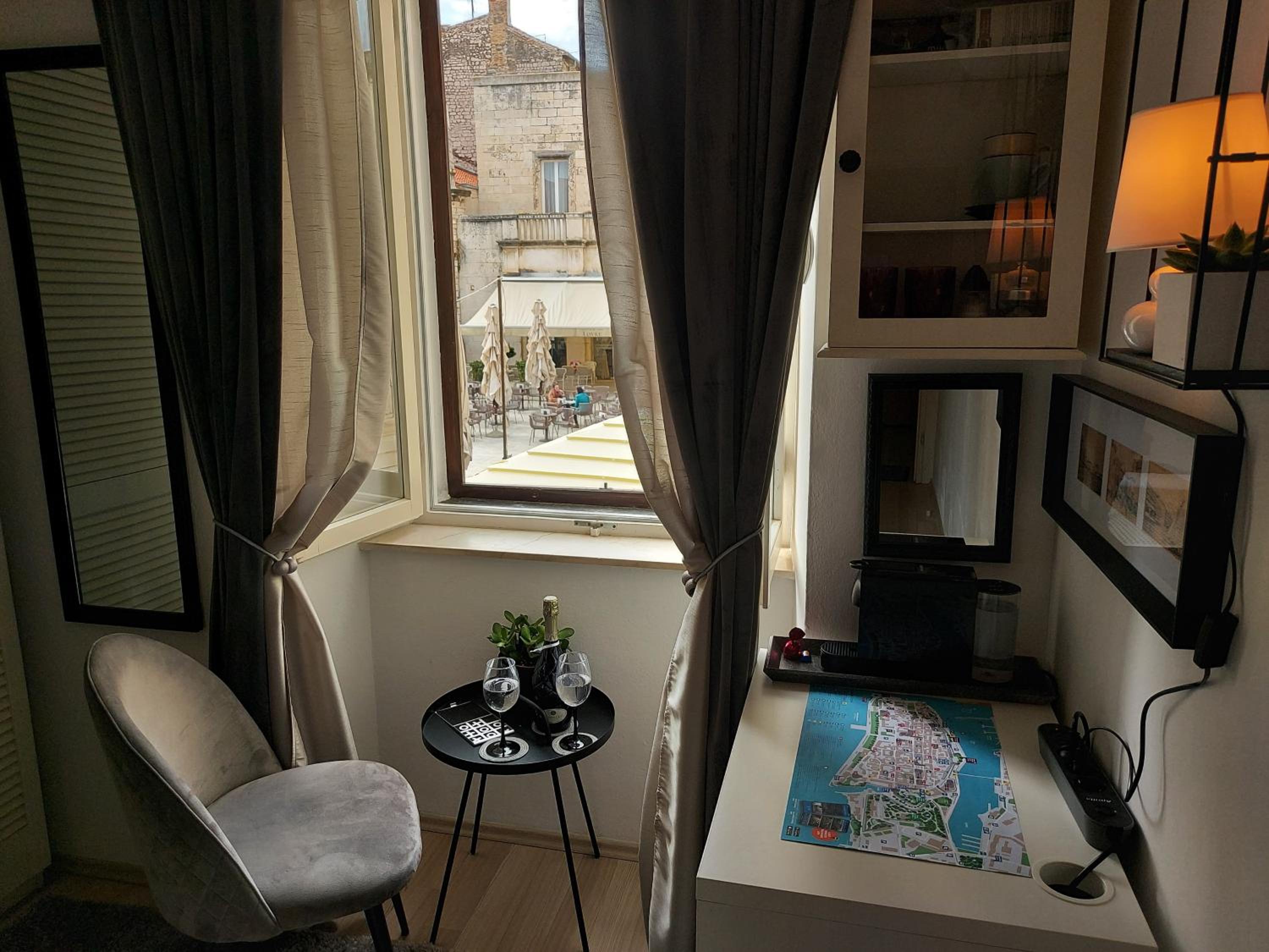Double or Twin Room with City View - Photo 12