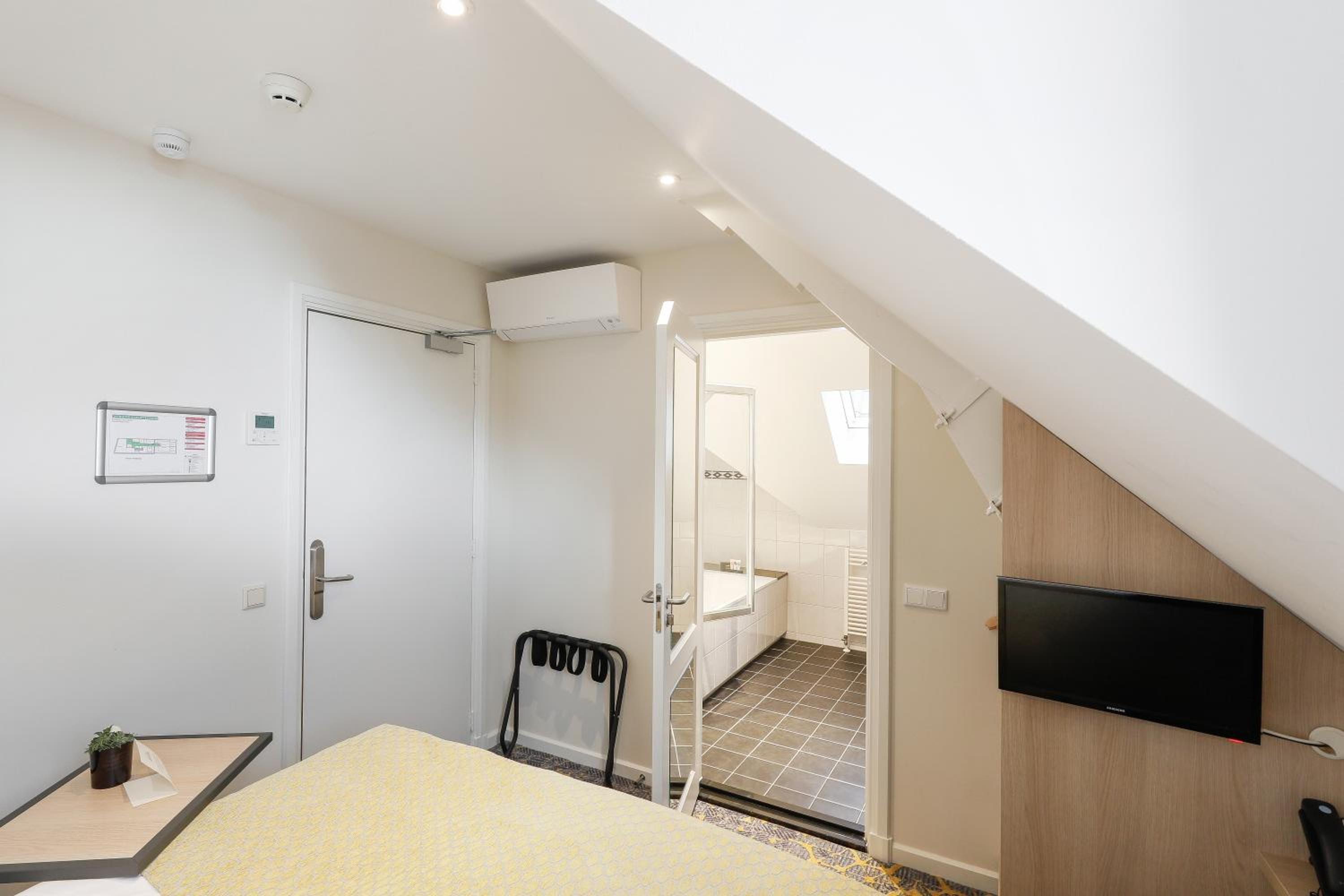 Small Comfort Room