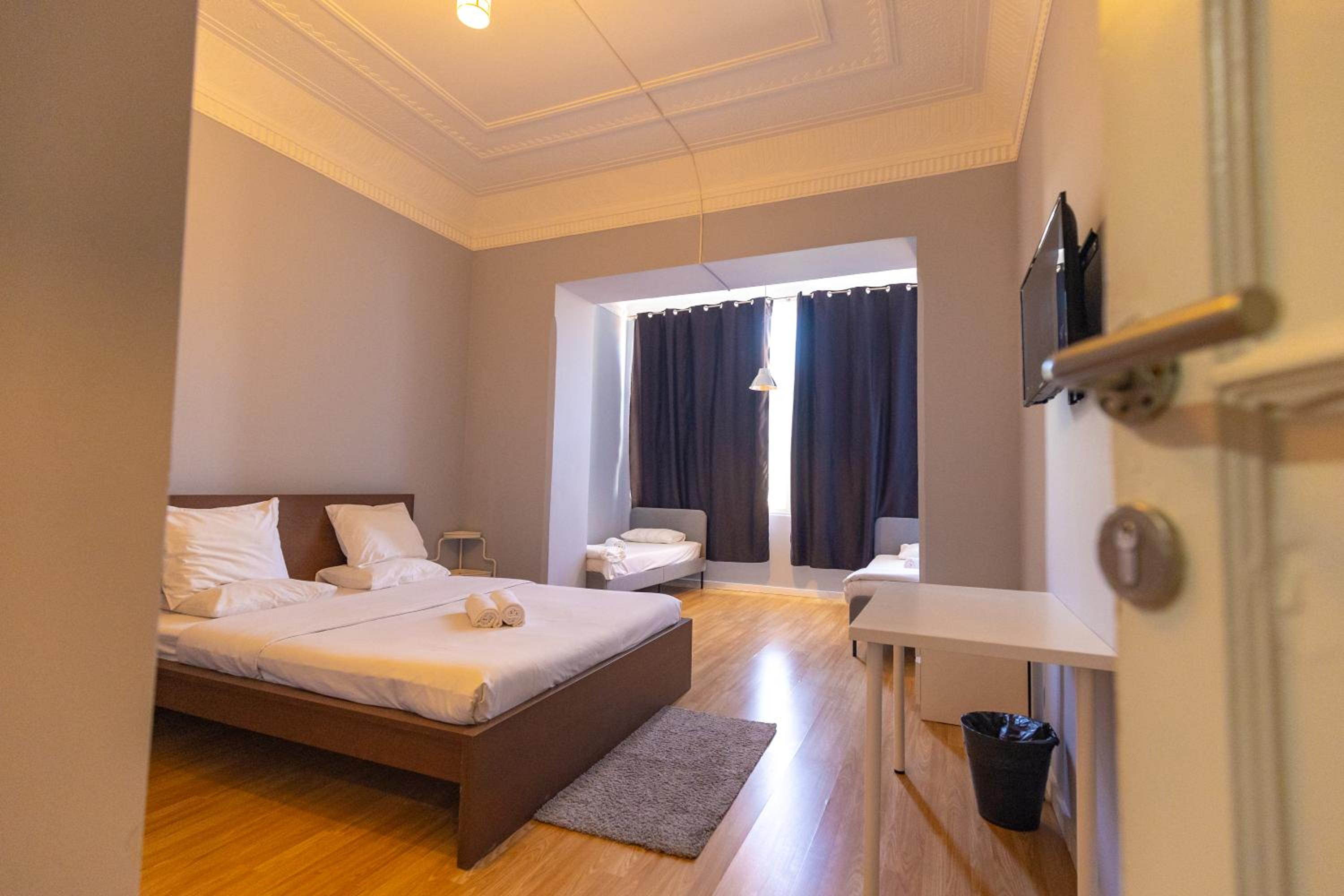 Family Room with Private Bathroom - Photo 2