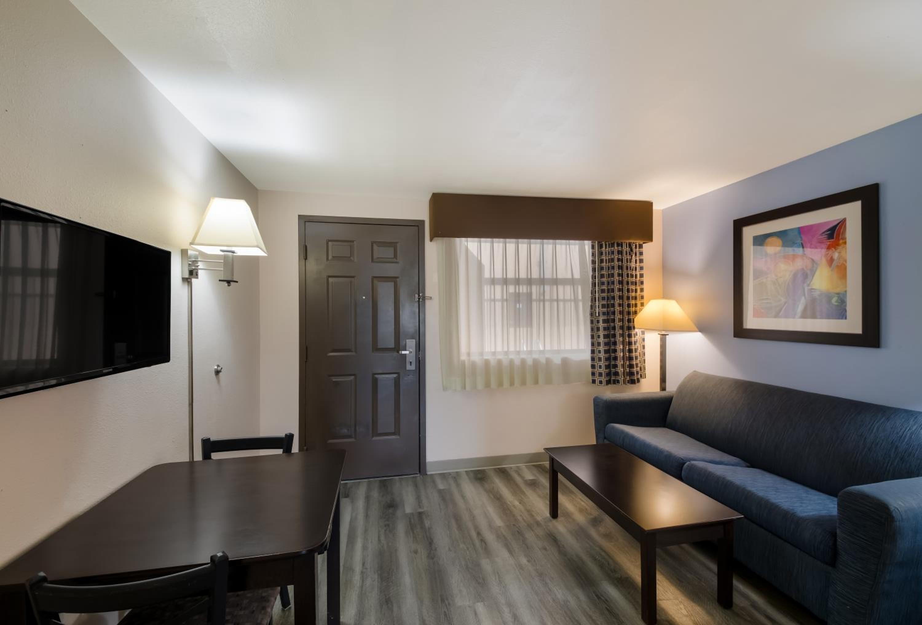 Queen Suite with Two Queen Beds and Sofa Bed - Photo 7