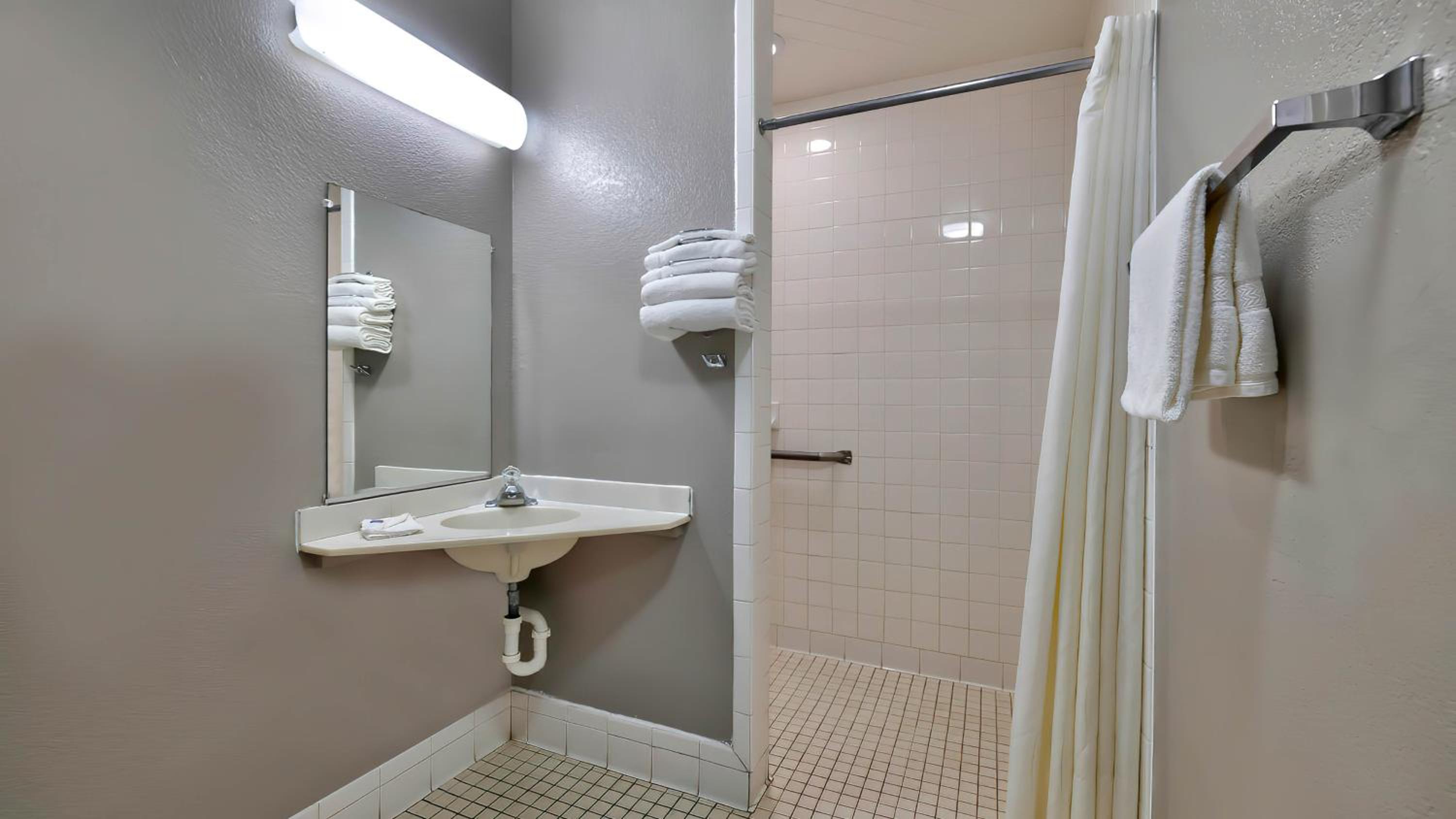 Queen Room - Disability Access - Non-Smoking photo 2