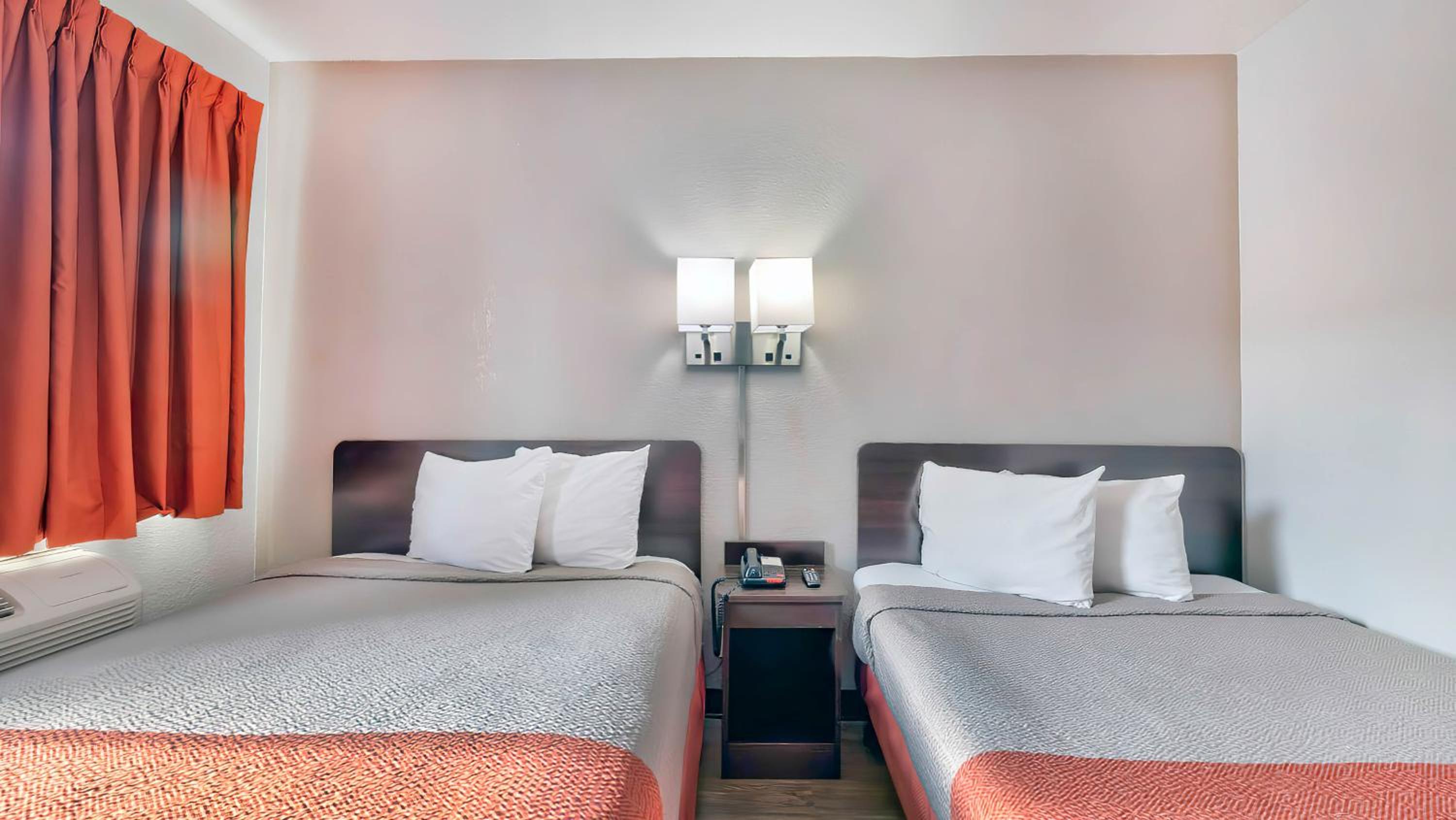 Quadruple Room - Disability Access photo 2