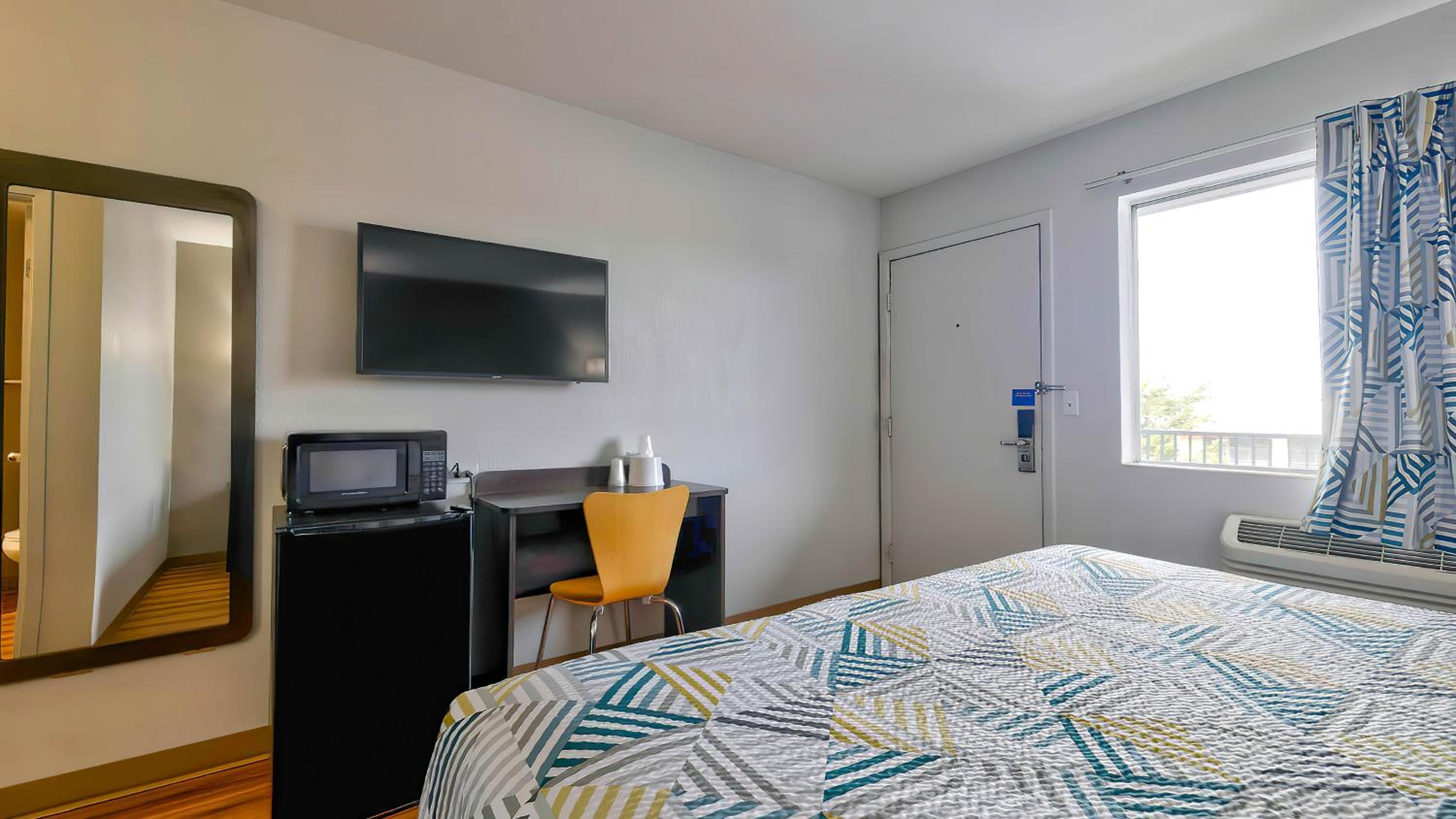 Queen Room - Disability Access - Non-Smoking photo 3