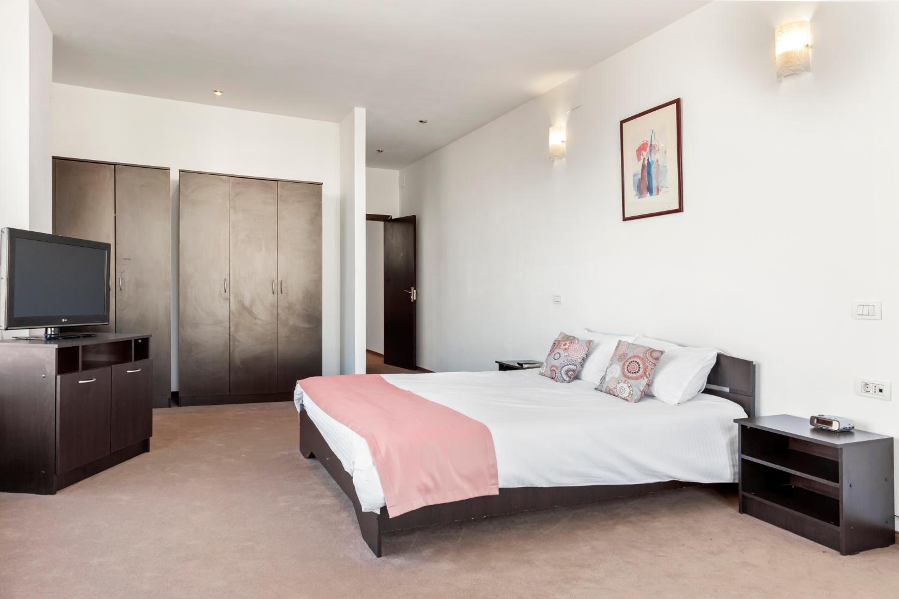 One-Bedroom Apartment with Balcony - Photo 6