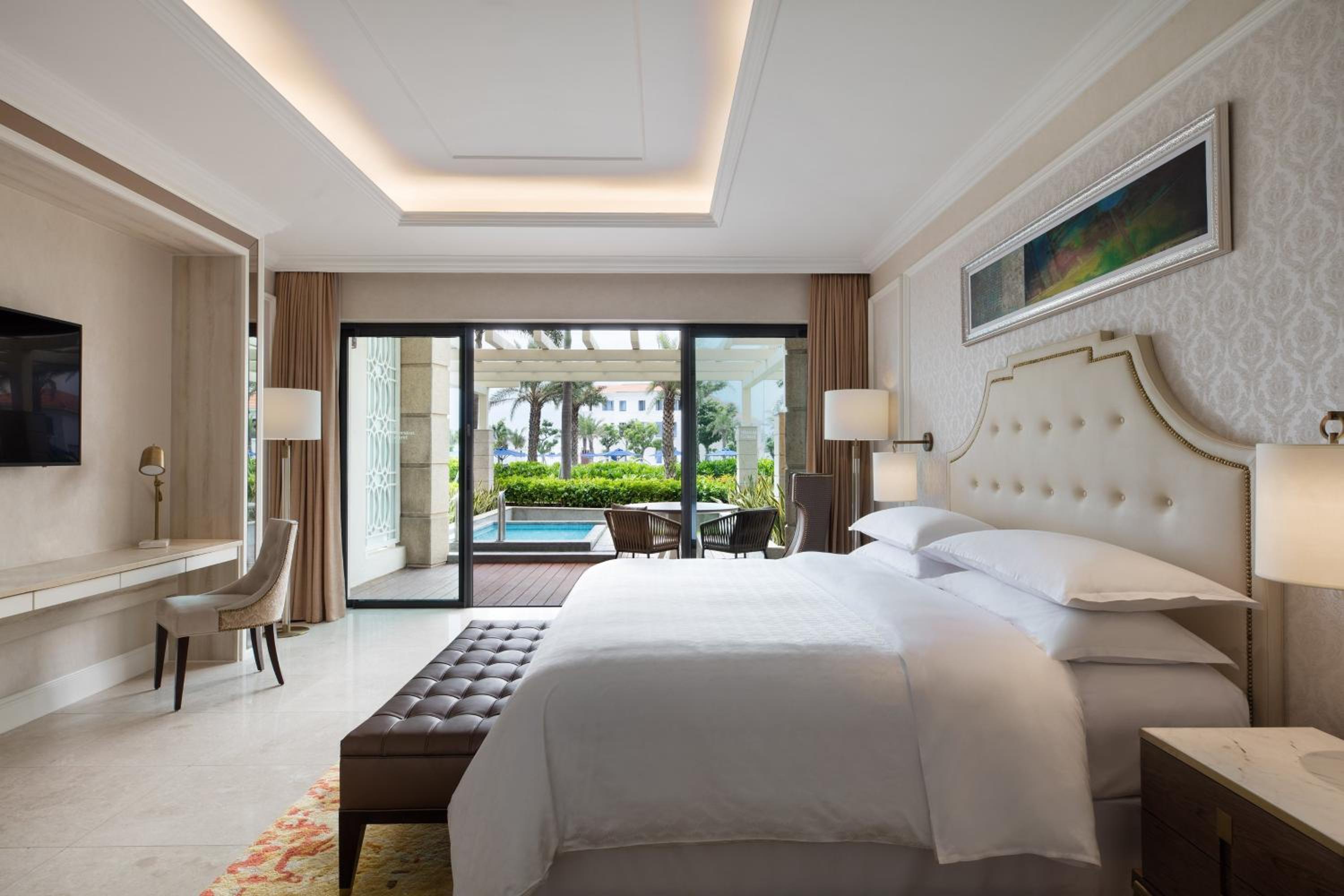 Deluxe Plunge Pool, Guest room, 1 King, Pool view