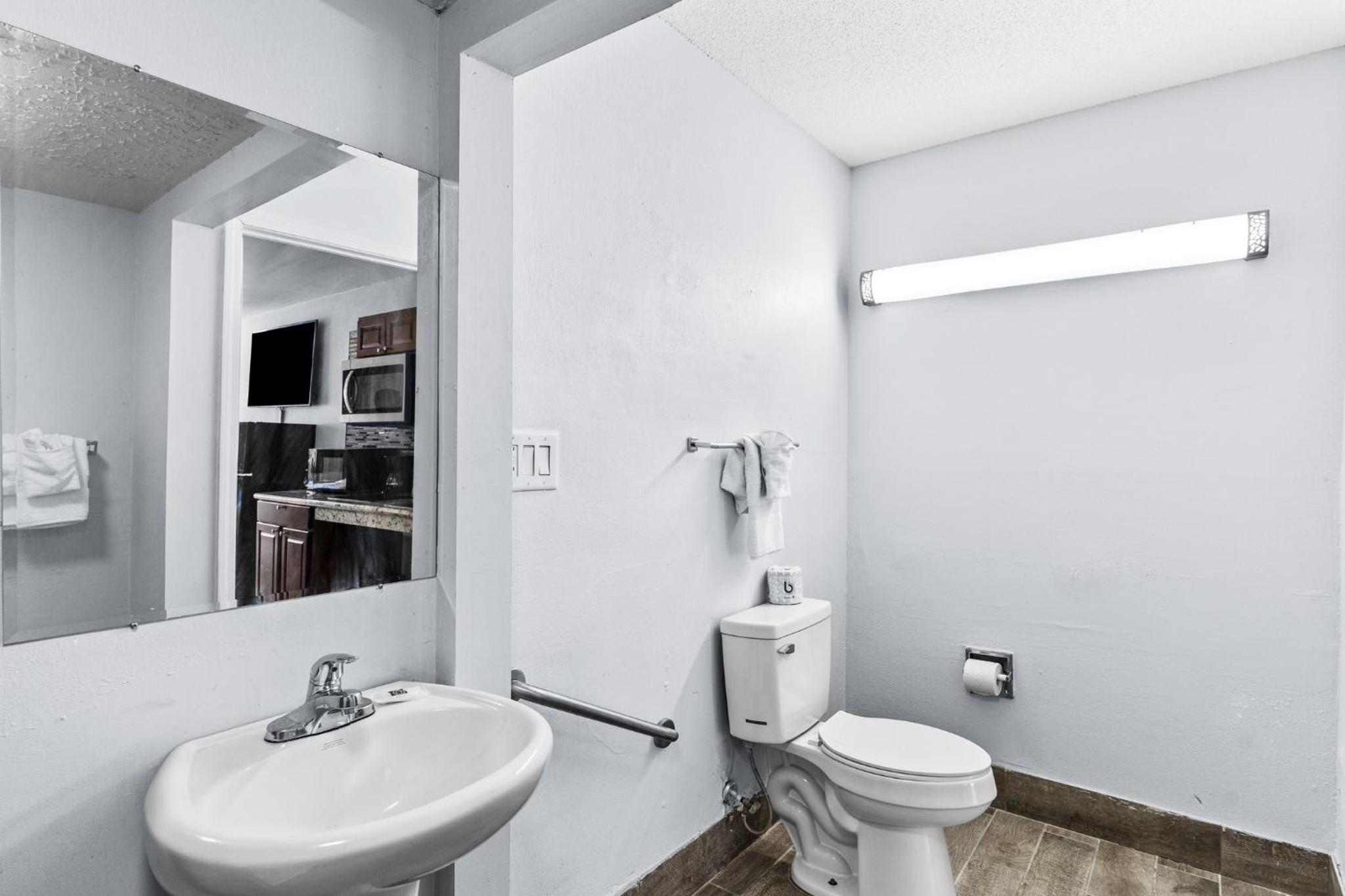 Queen Room with Two Queen Beds - Disability Access - Roll In Shower - Photo 4