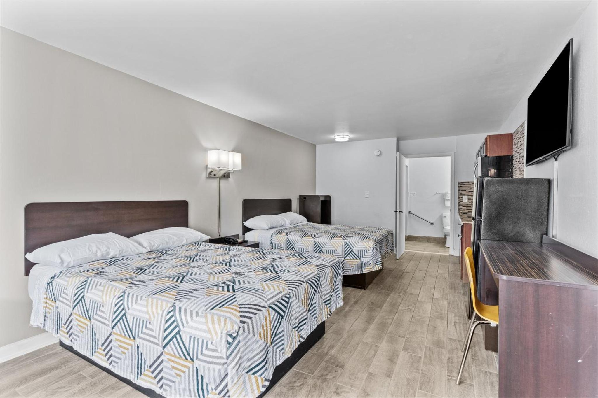 Queen Room with Two Queen Beds - Disability Access - Roll In Shower - Photo 2
