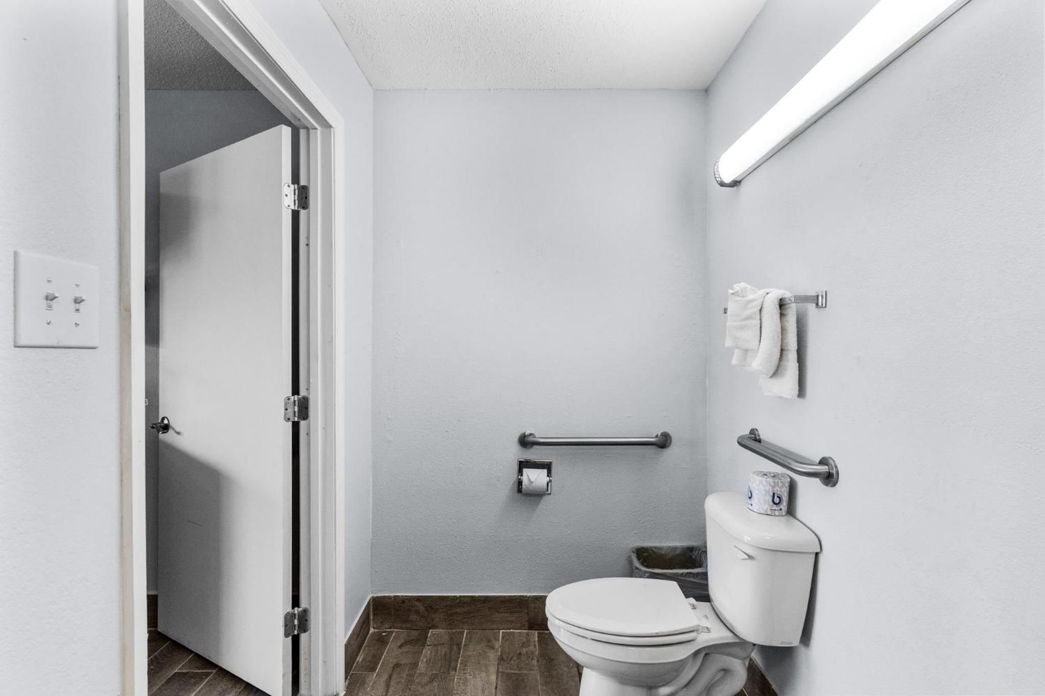 Queen Room with Two Queen Beds - Disability Access - Roll In Shower - Photo 5