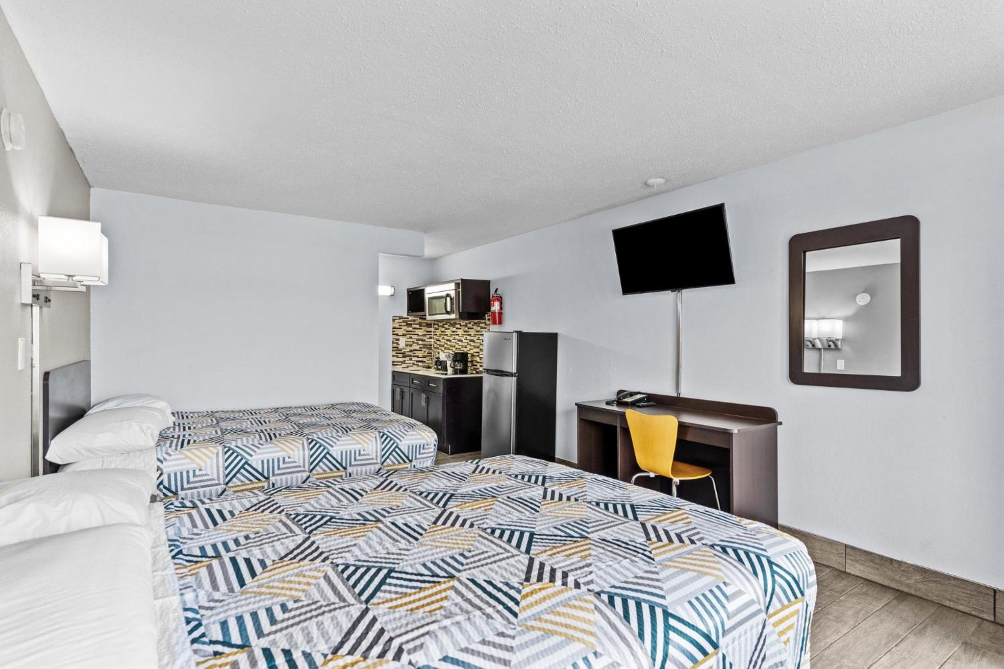 Deluxe Queen Room with Two Queen Beds - Non-Smoking - Photo 1