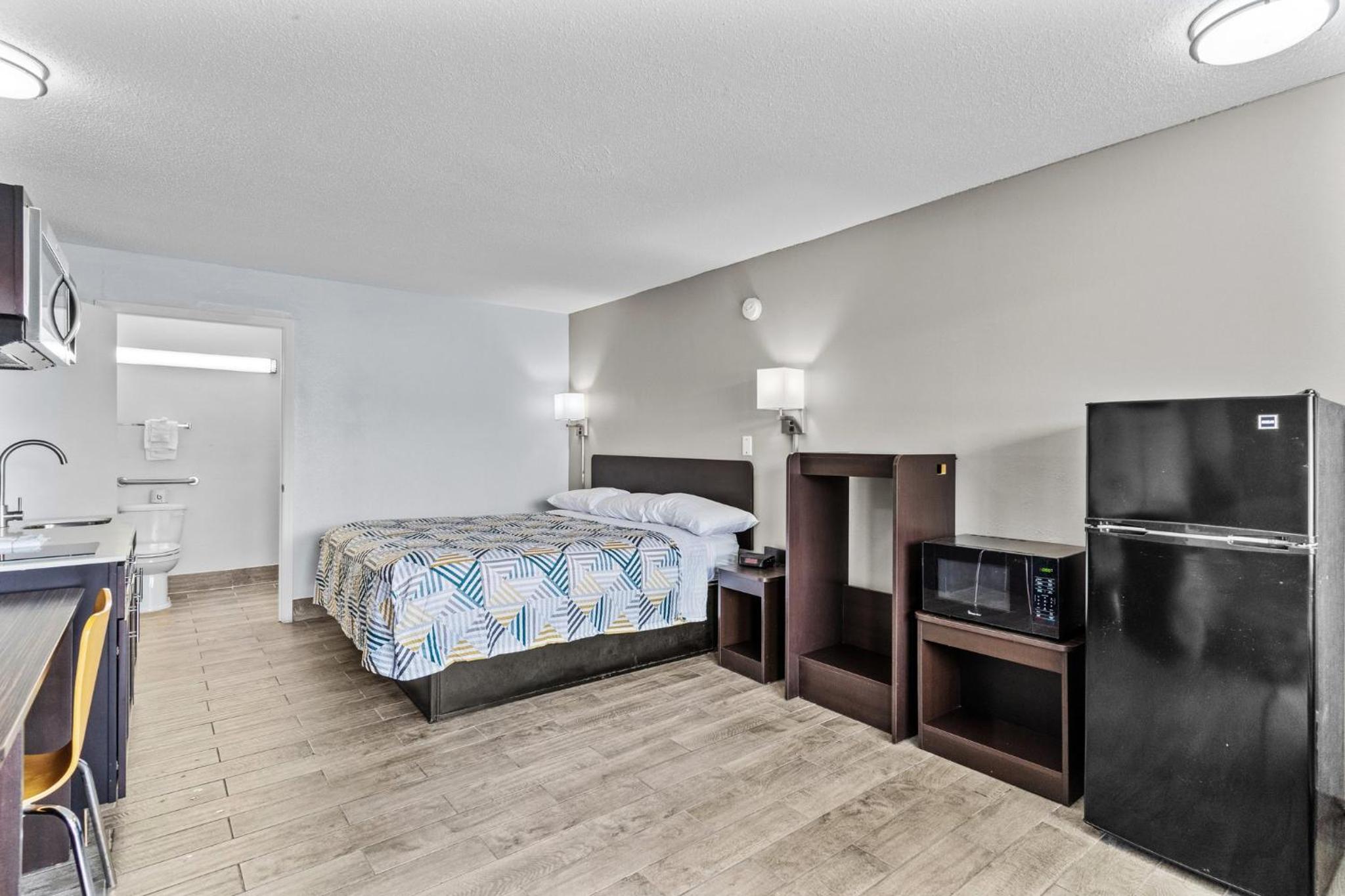 King Room - Disability Access - Non-Smoking - Photo 3