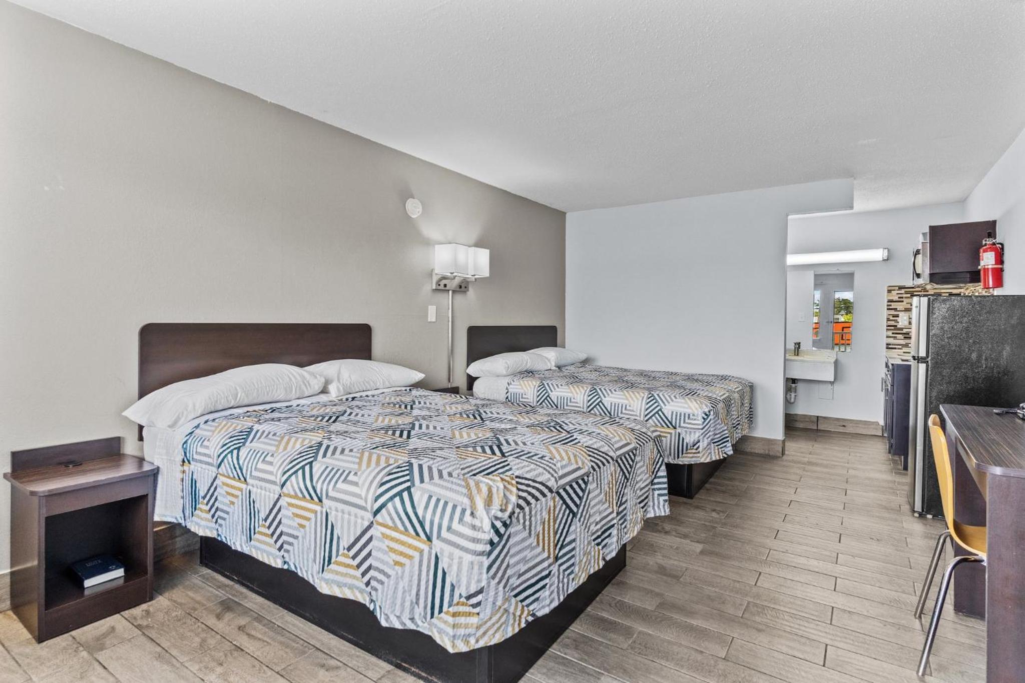 Deluxe Queen Room with Two Queen Beds - Non-Smoking - Photo 9