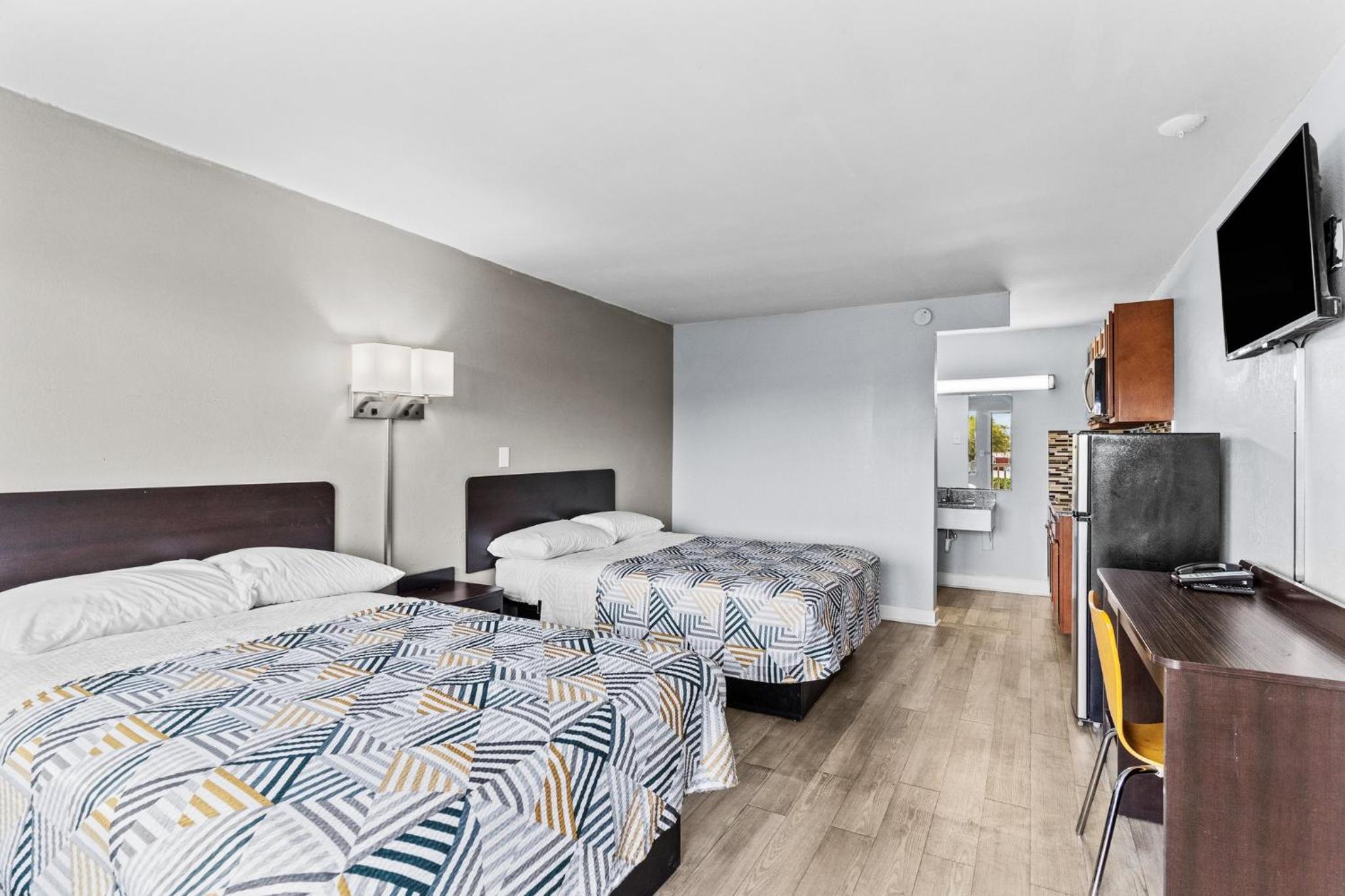 Deluxe Queen Room with Two Queen Beds - Non-Smoking - Photo 7