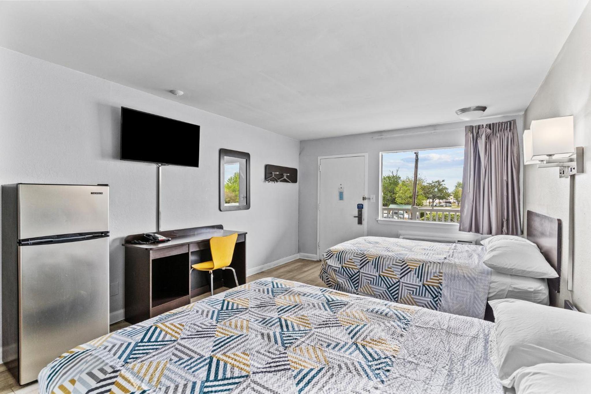 Deluxe Queen Room with Two Queen Beds - Non-Smoking - Photo 4