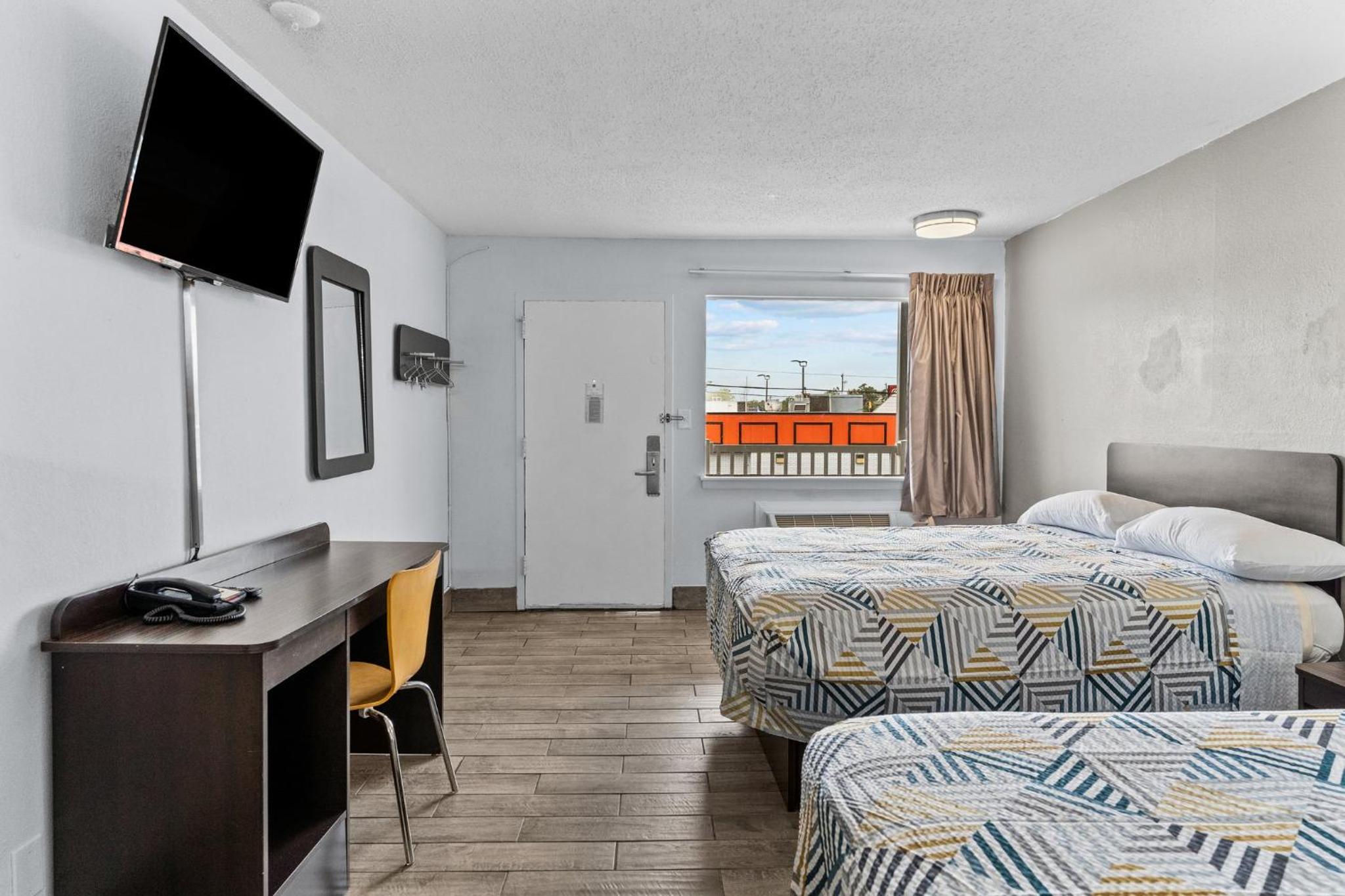 Deluxe Queen Room with Two Queen Beds - Non-Smoking - Photo 8