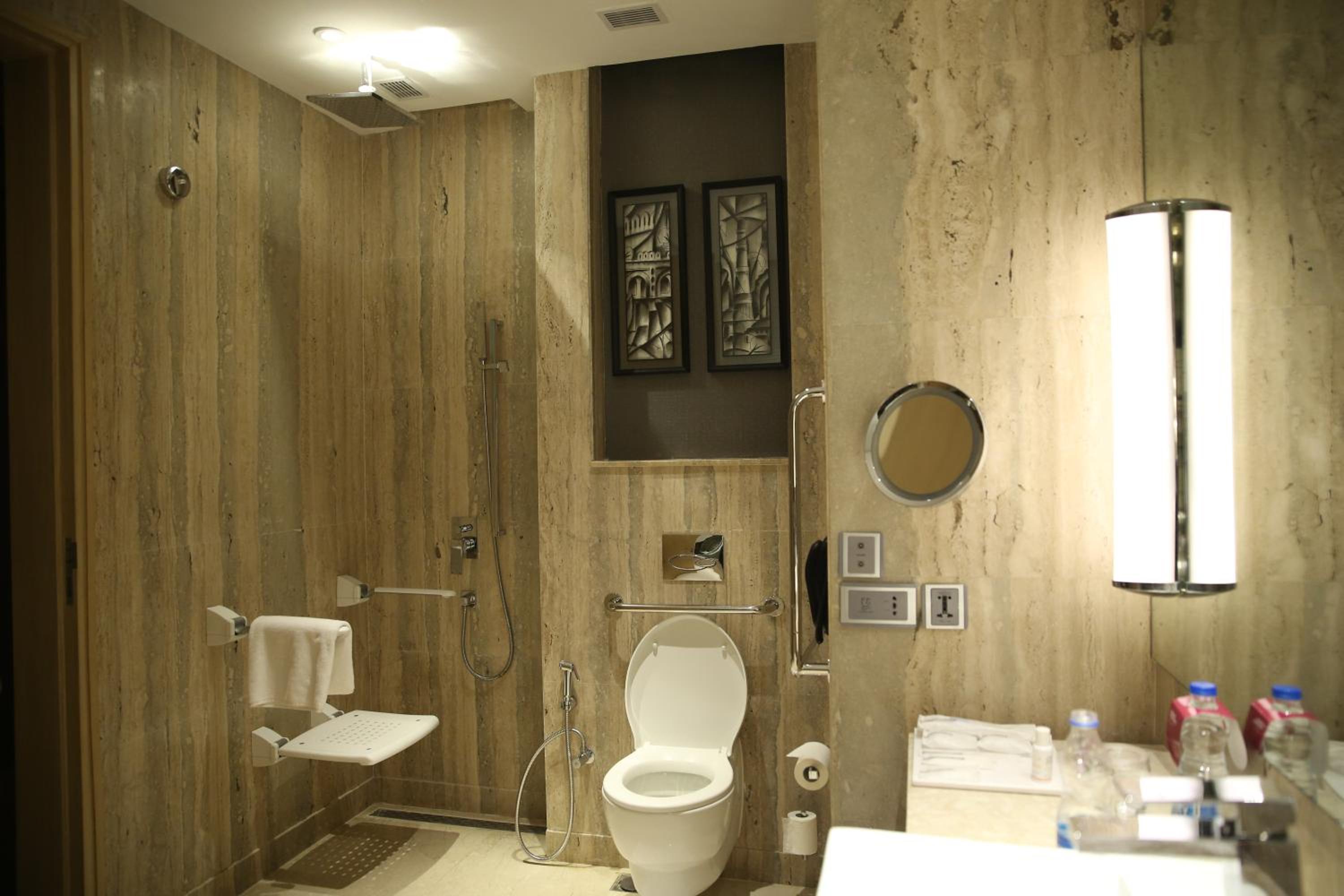 Standard Queen Room with City View - Disability Access photo 2