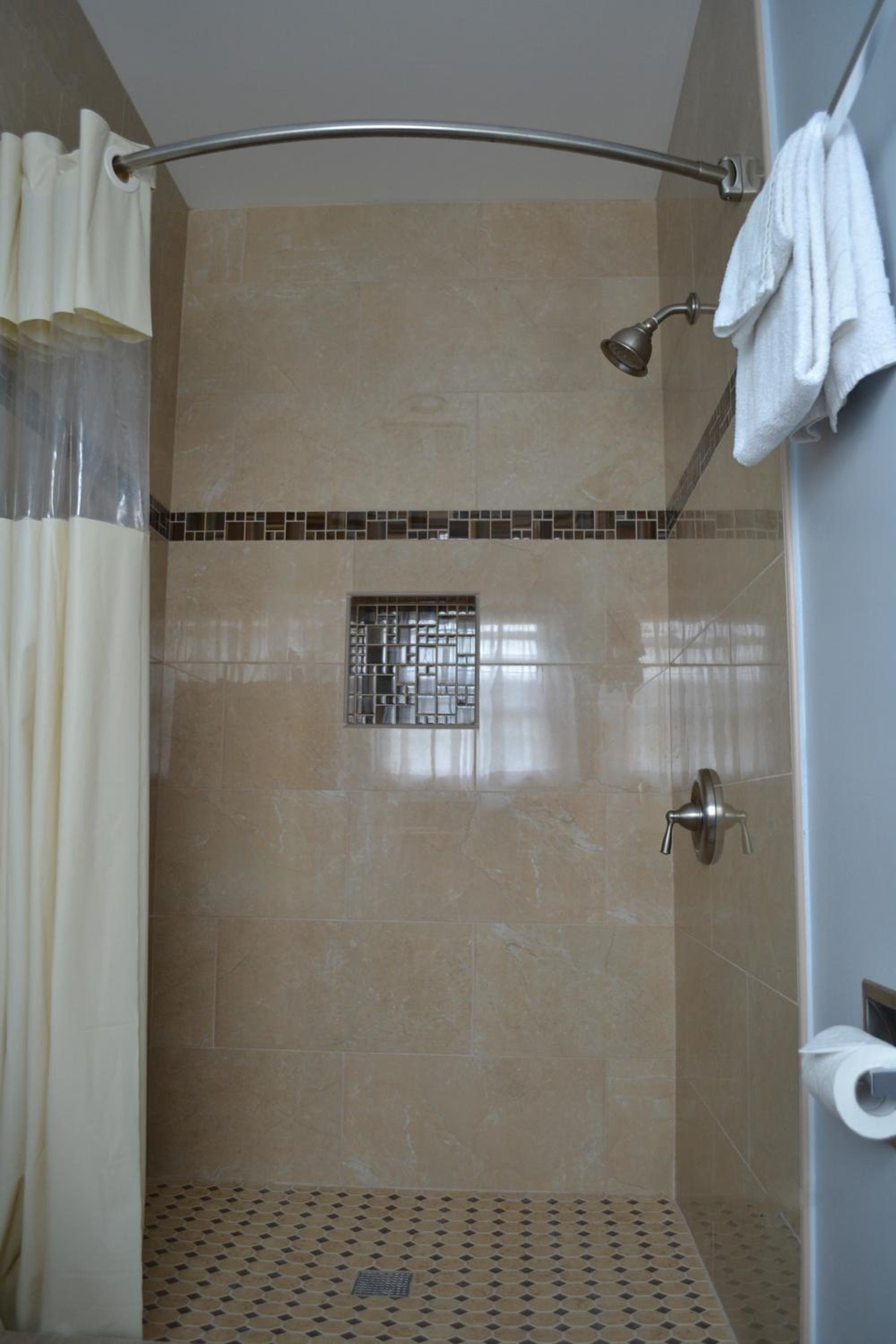 Queen Room with Two Queen Beds - Photo 5