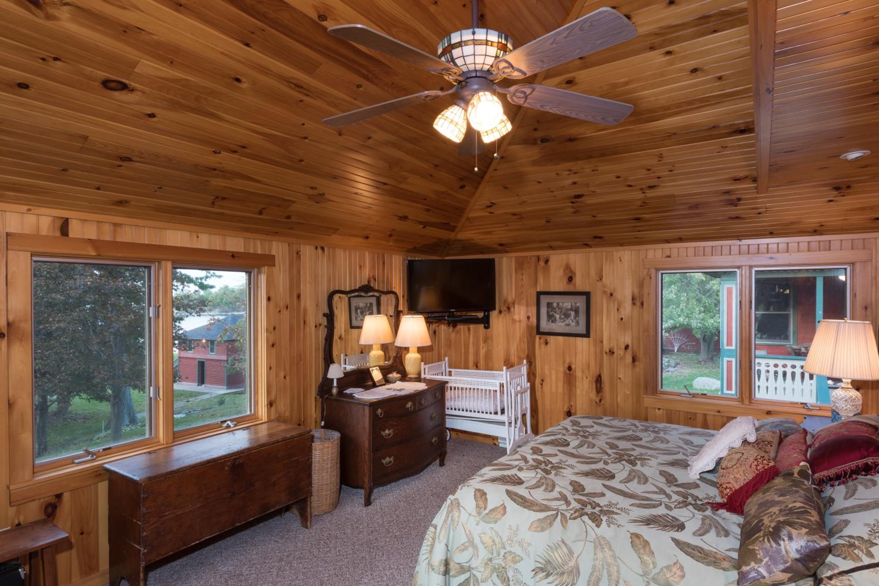 Eight-Bedroom House photo 2